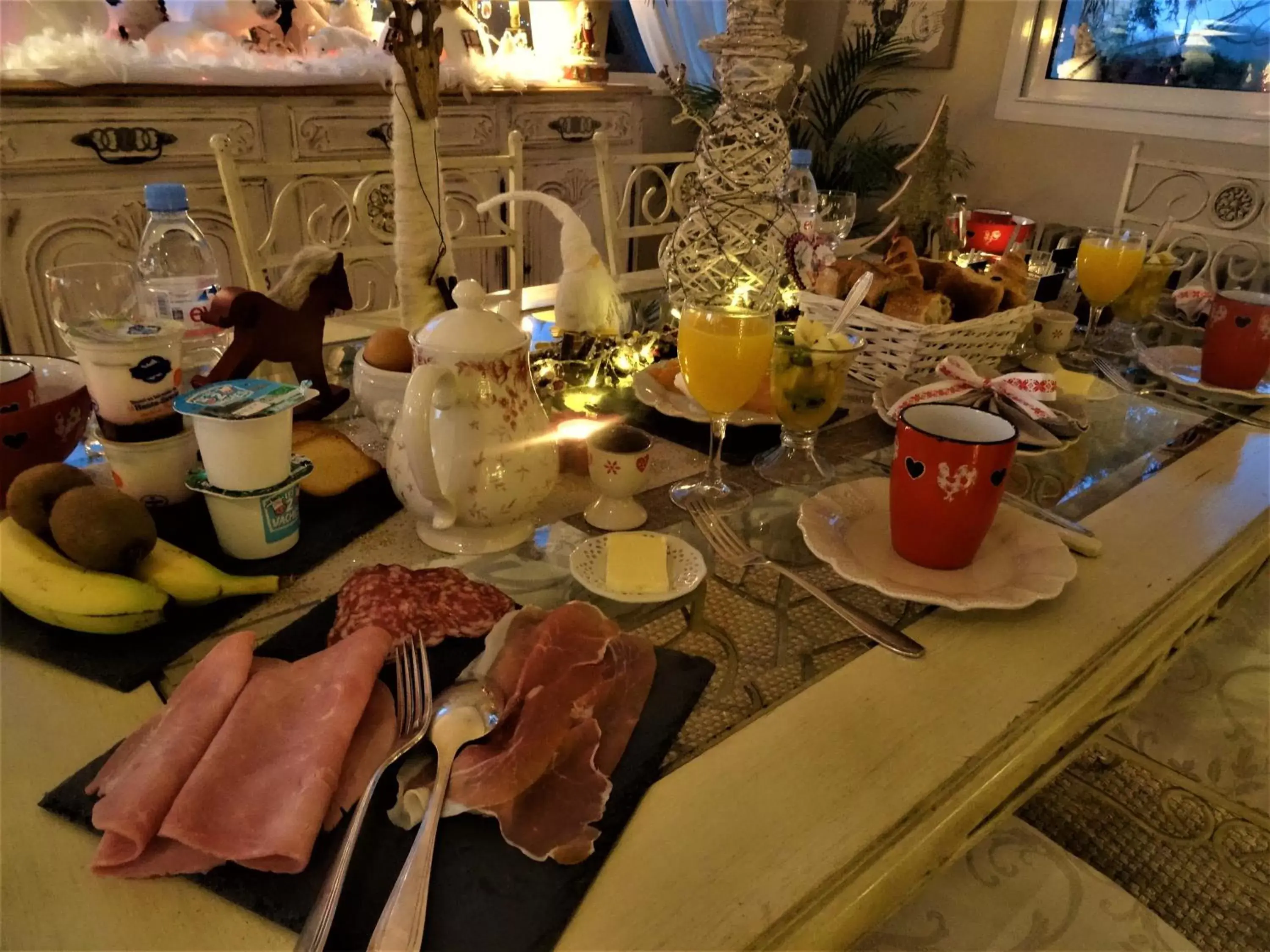 Continental breakfast in Villa La Clef Des Champs