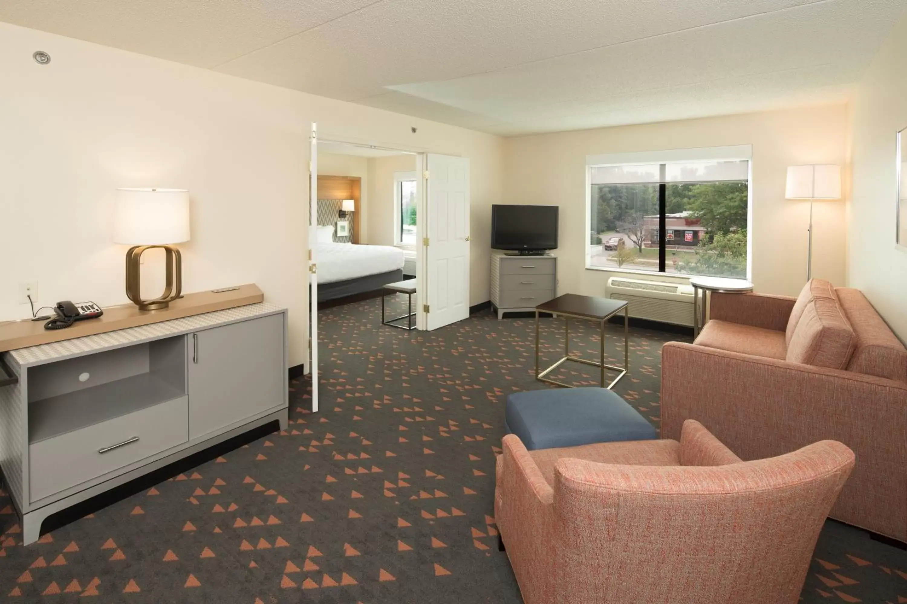 Photo of the whole room, Seating Area in Holiday Inn Hotel & Suites Ann Arbor University of Michigan Area, an IHG Hotel