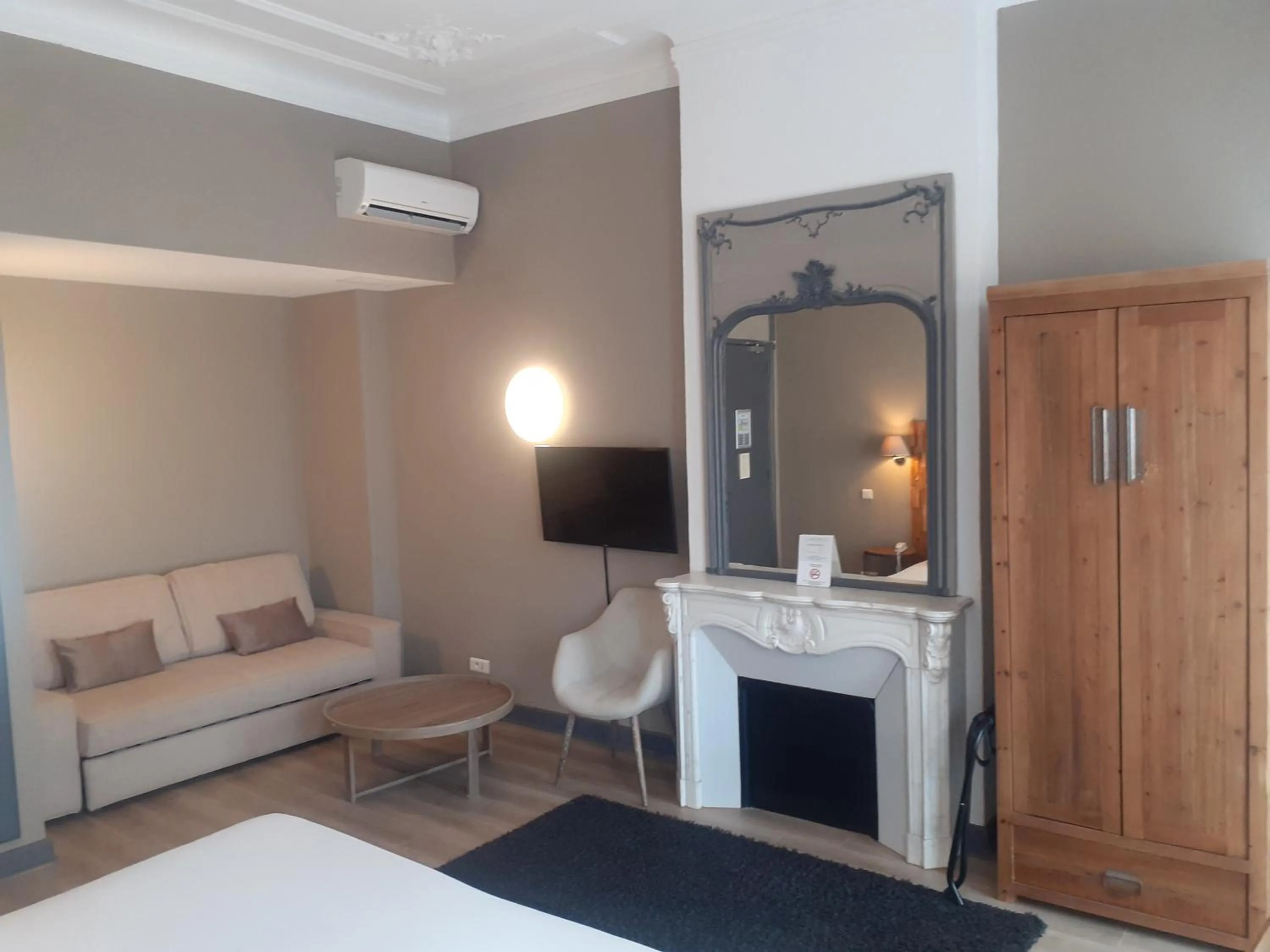 Communal lounge/ TV room, Bed in Hôtel La Villa Tosca