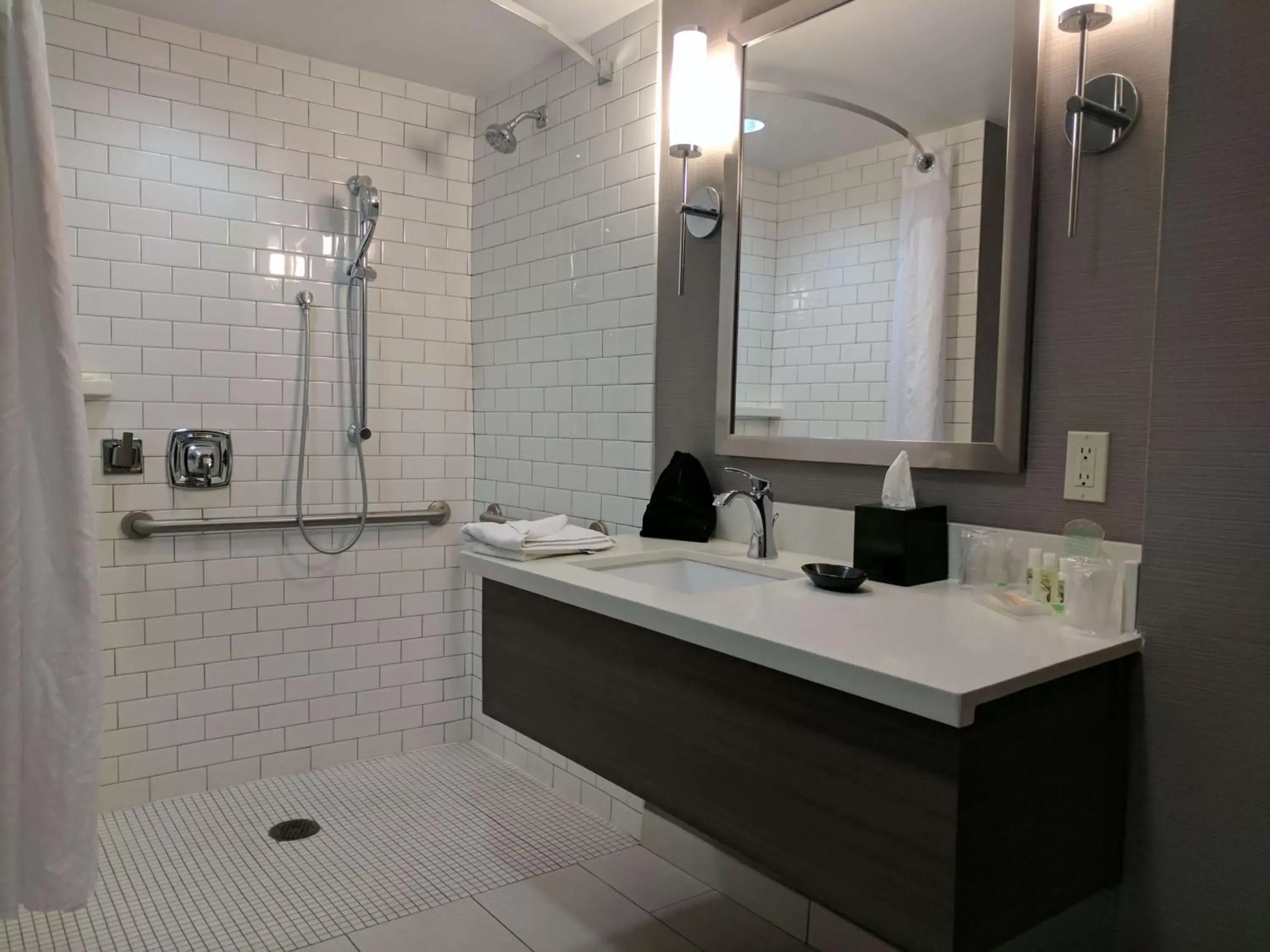 Bathroom in Sonesta Anaheim Resort Area