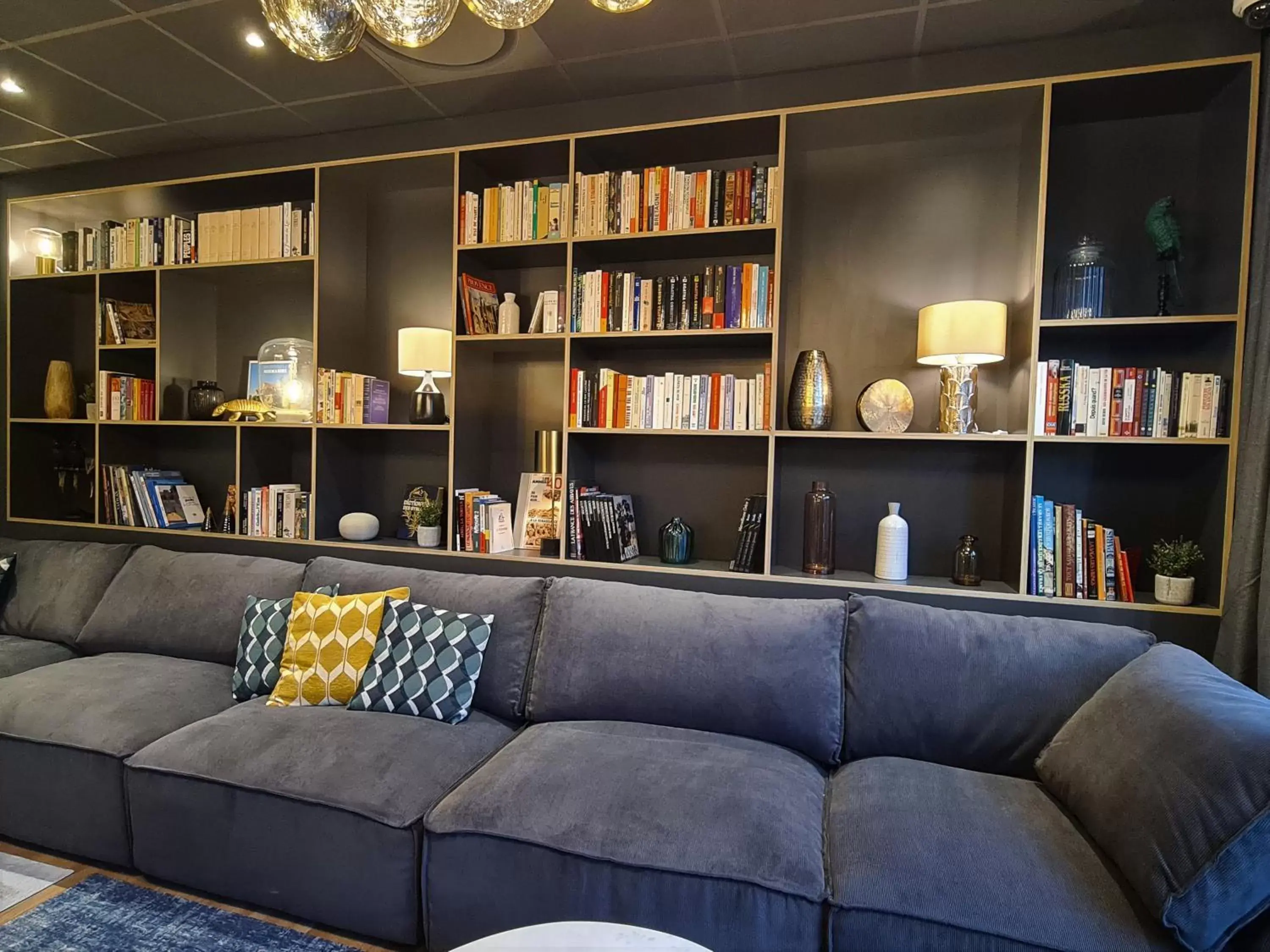 Lounge or bar, Library in PADJA Hôtel & Spa Vannes