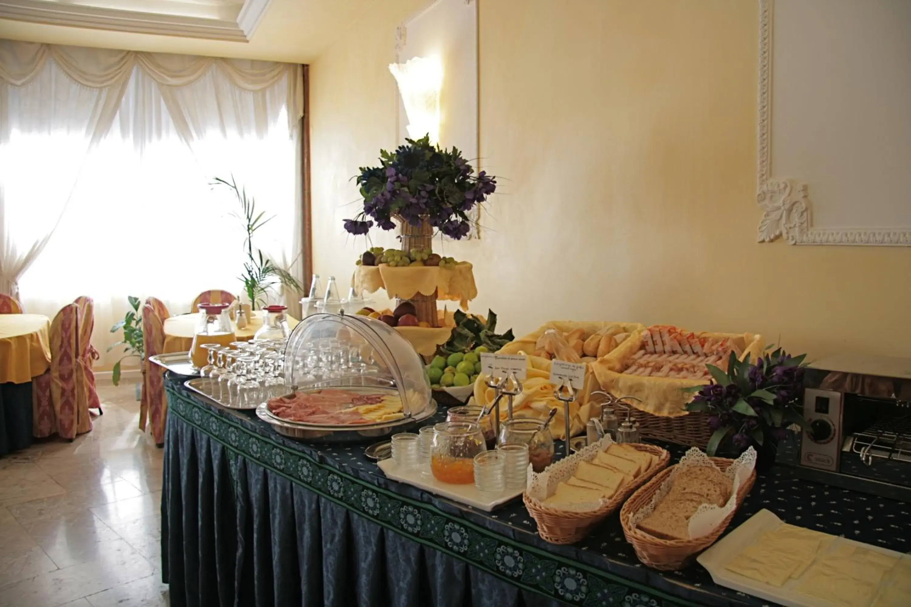 Buffet breakfast, Food in Hotel Continentale