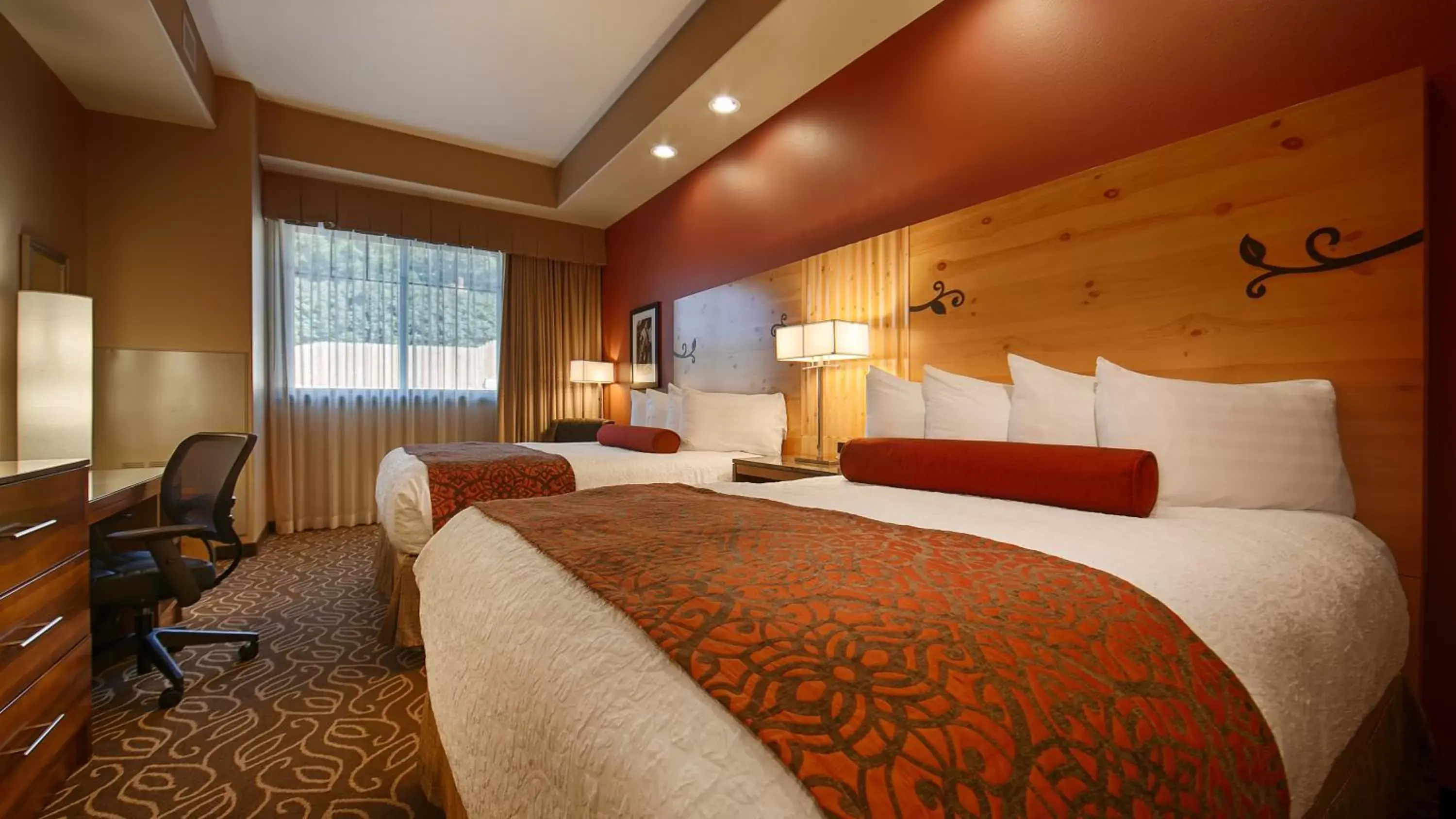 Bed in Best Western Premier Ivy Inn & Suites
