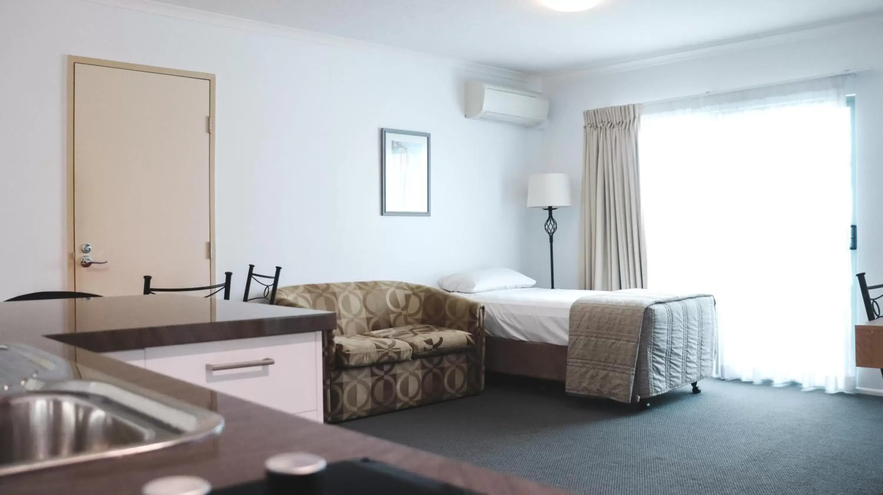 Kitchen or kitchenette, Seating Area in Heritage Cairns Hotel