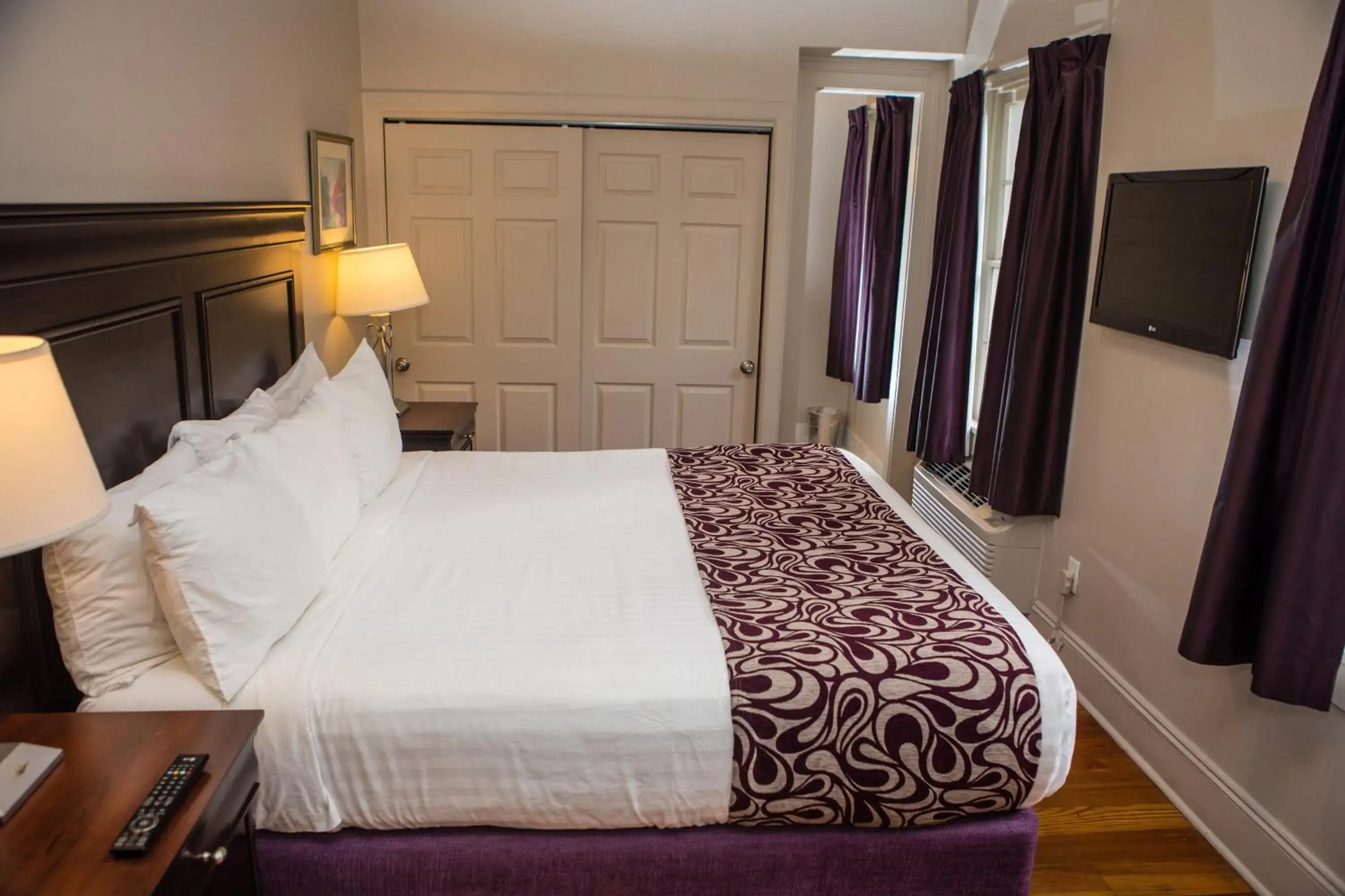 Bed in Lamothe House Hotel