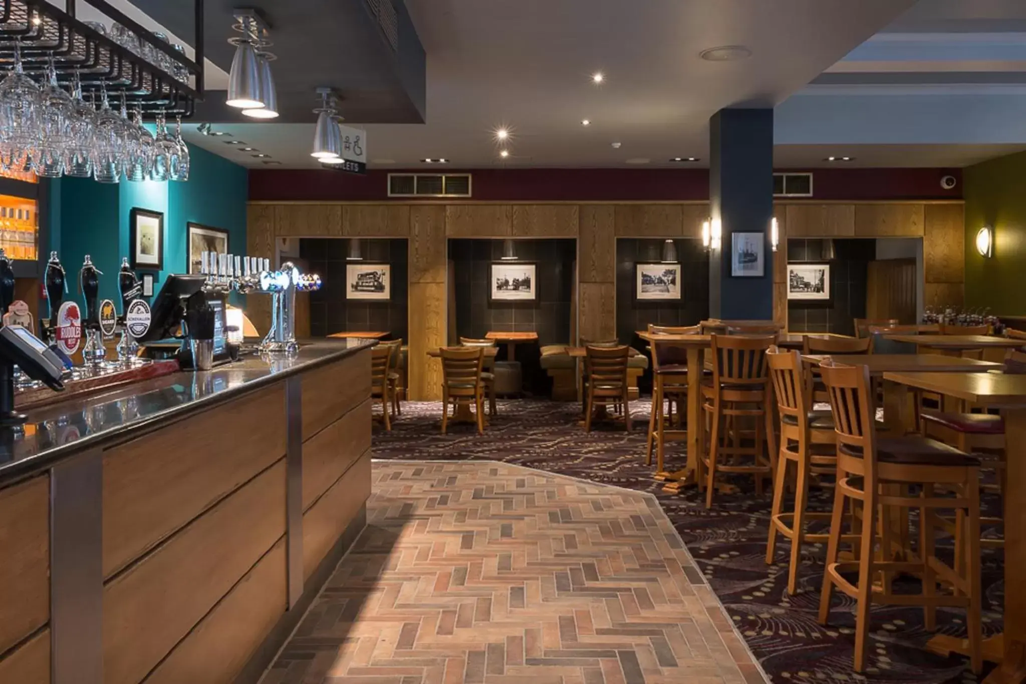 Lounge or bar, Restaurant/Places to Eat in Admiral of the Humber Wetherspoon