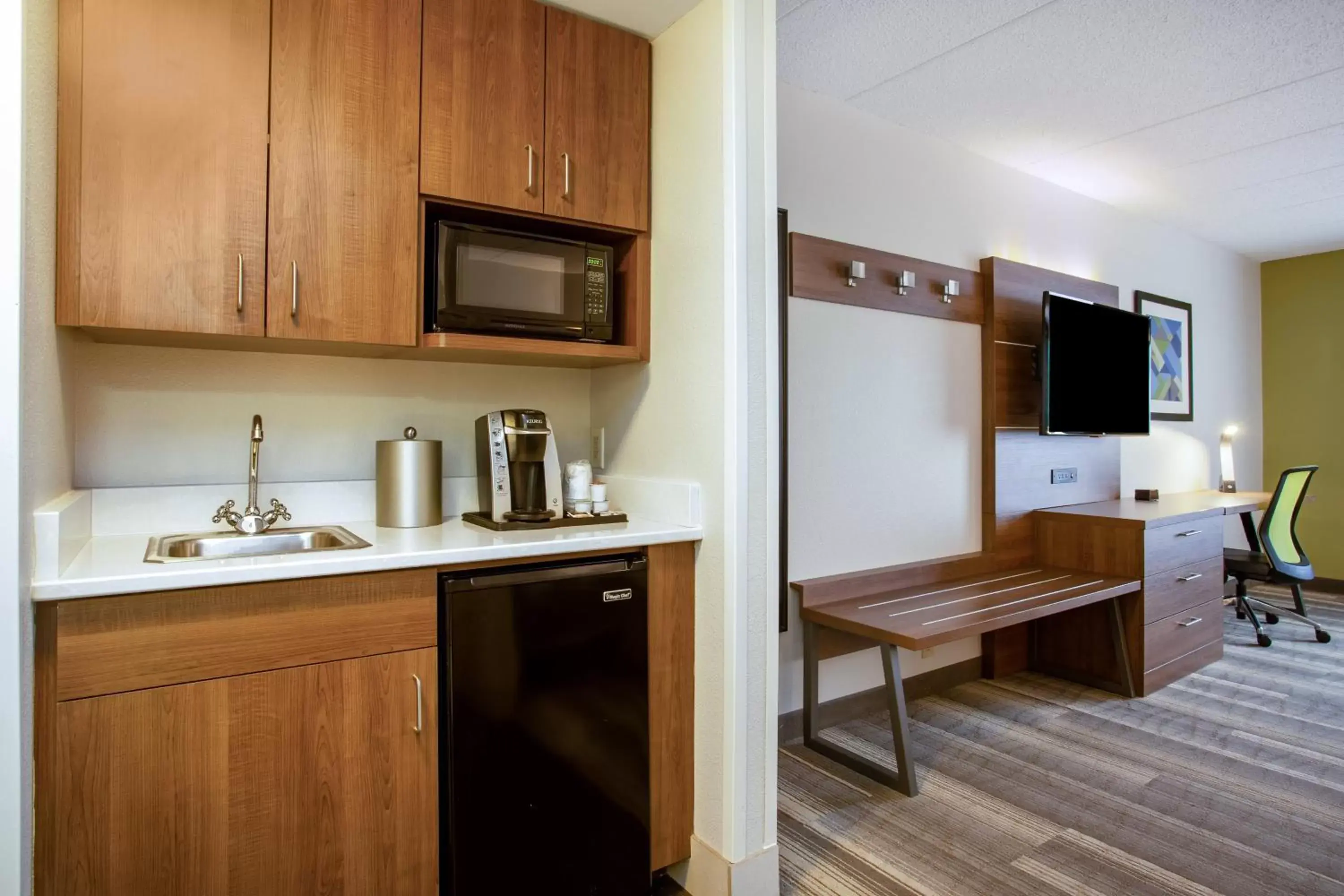 Photo of the whole room, Kitchen/Kitchenette in Holiday Inn Express Hotel & Suites Fort Wayne, an IHG Hotel