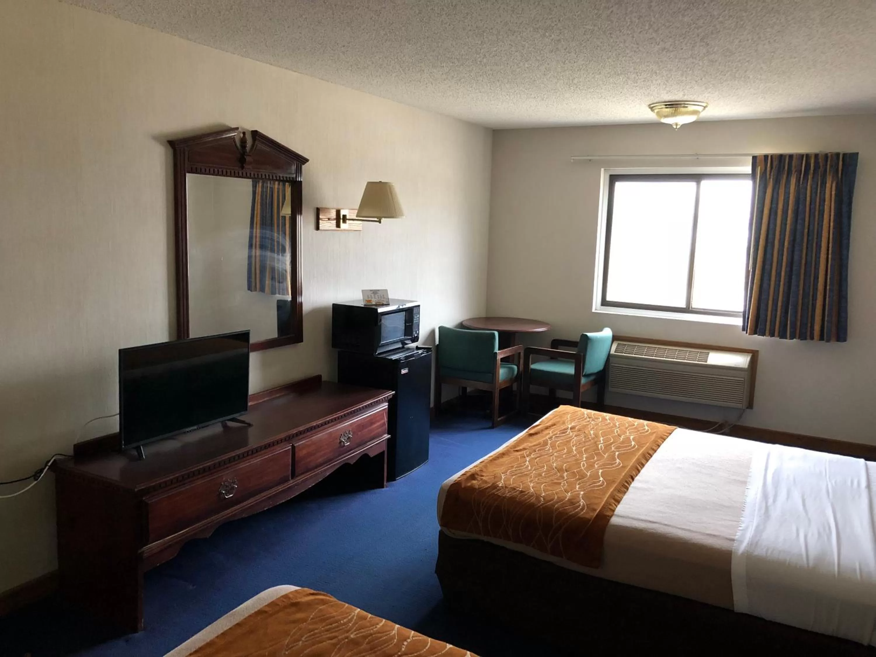 TV and multimedia in Denison Inn & Suites