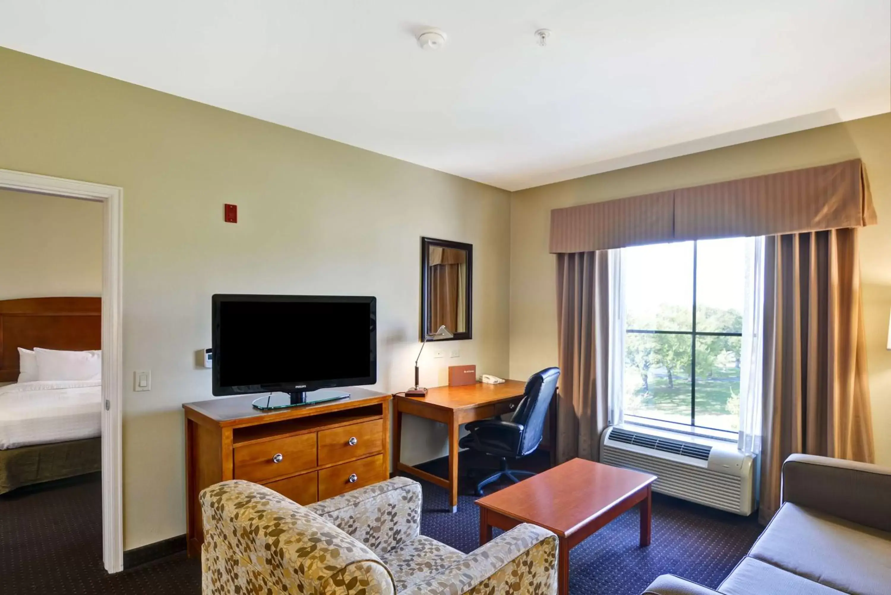 Living room, TV/Entertainment Center in Homewood Suites by Hilton Houston West-Energy Corridor