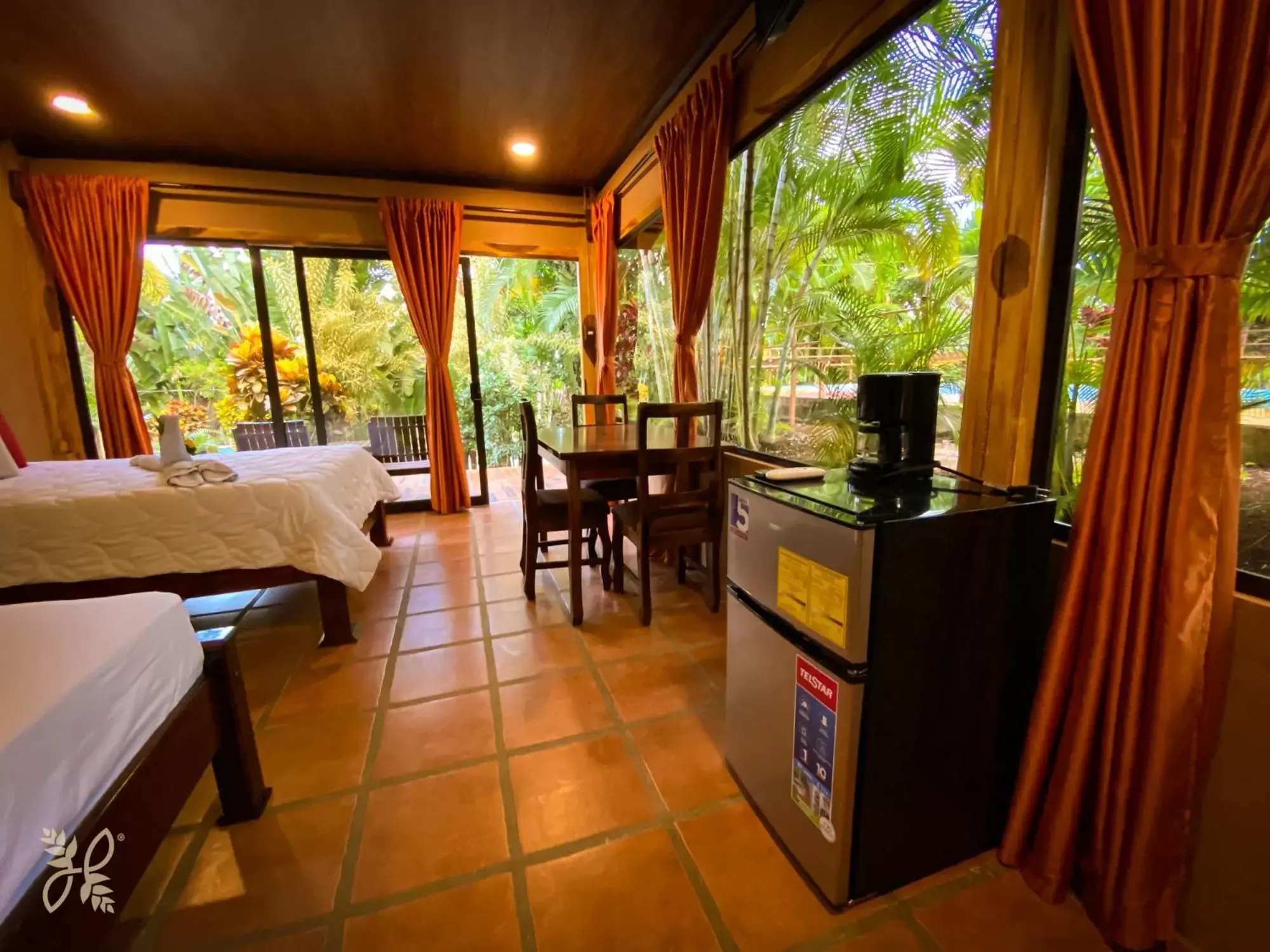 Bed, Restaurant/Places to Eat in Hotel Heliconias Nature Inn & Hot Springs