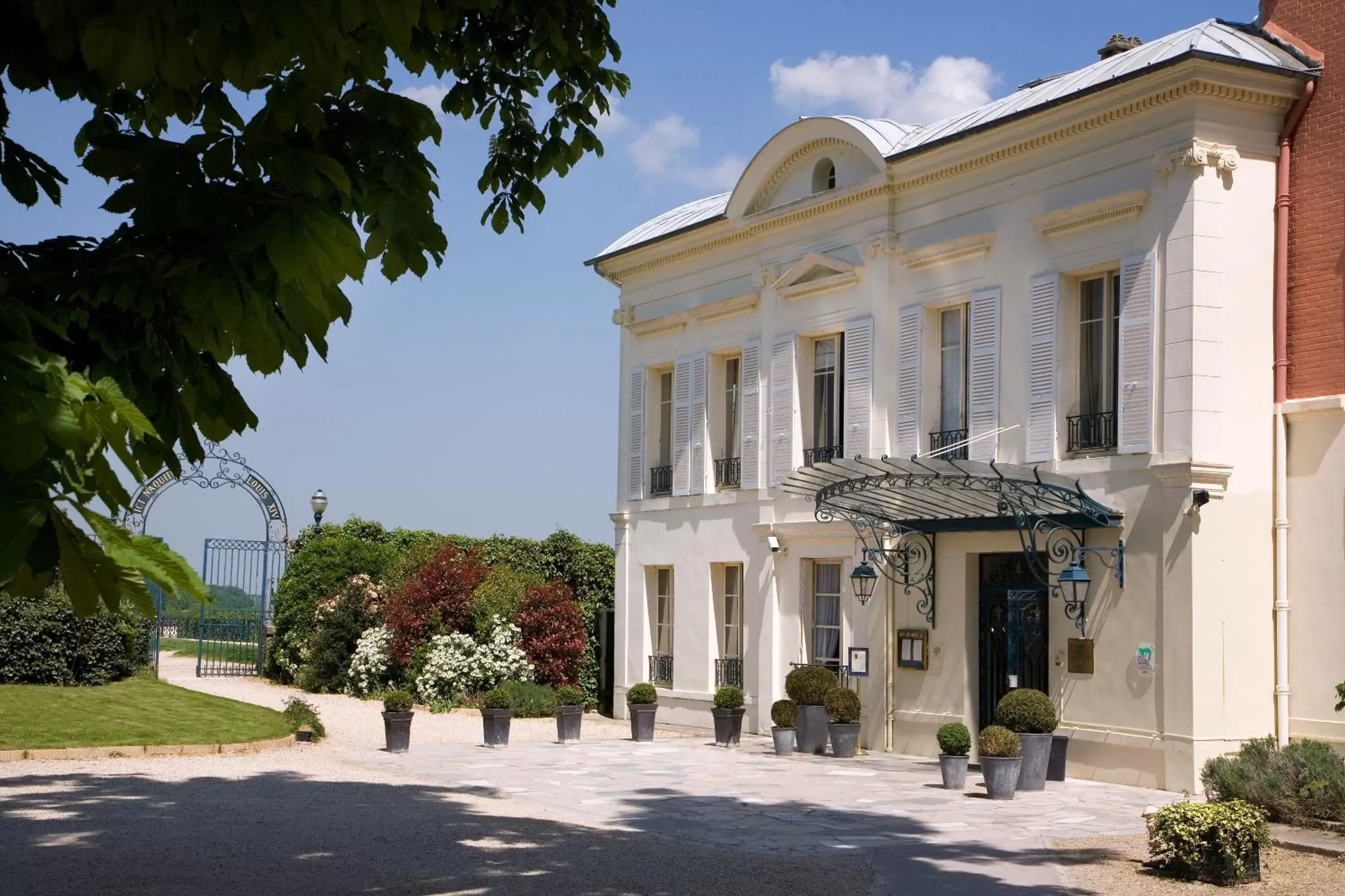 Facade/entrance, Property Building in Pavillon Henri IV