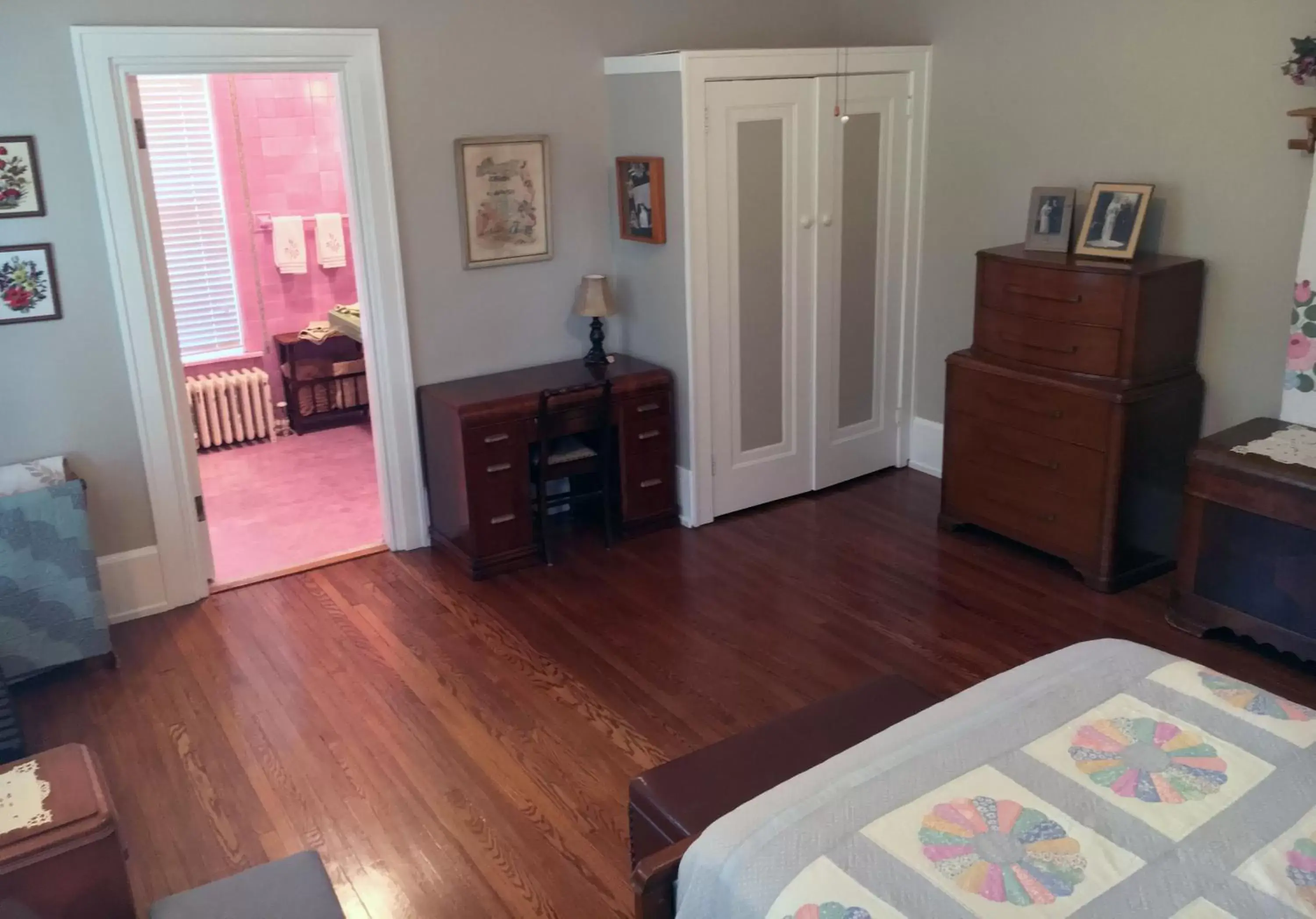 Bathroom, TV/Entertainment Center in The Parsonage Inn B&B