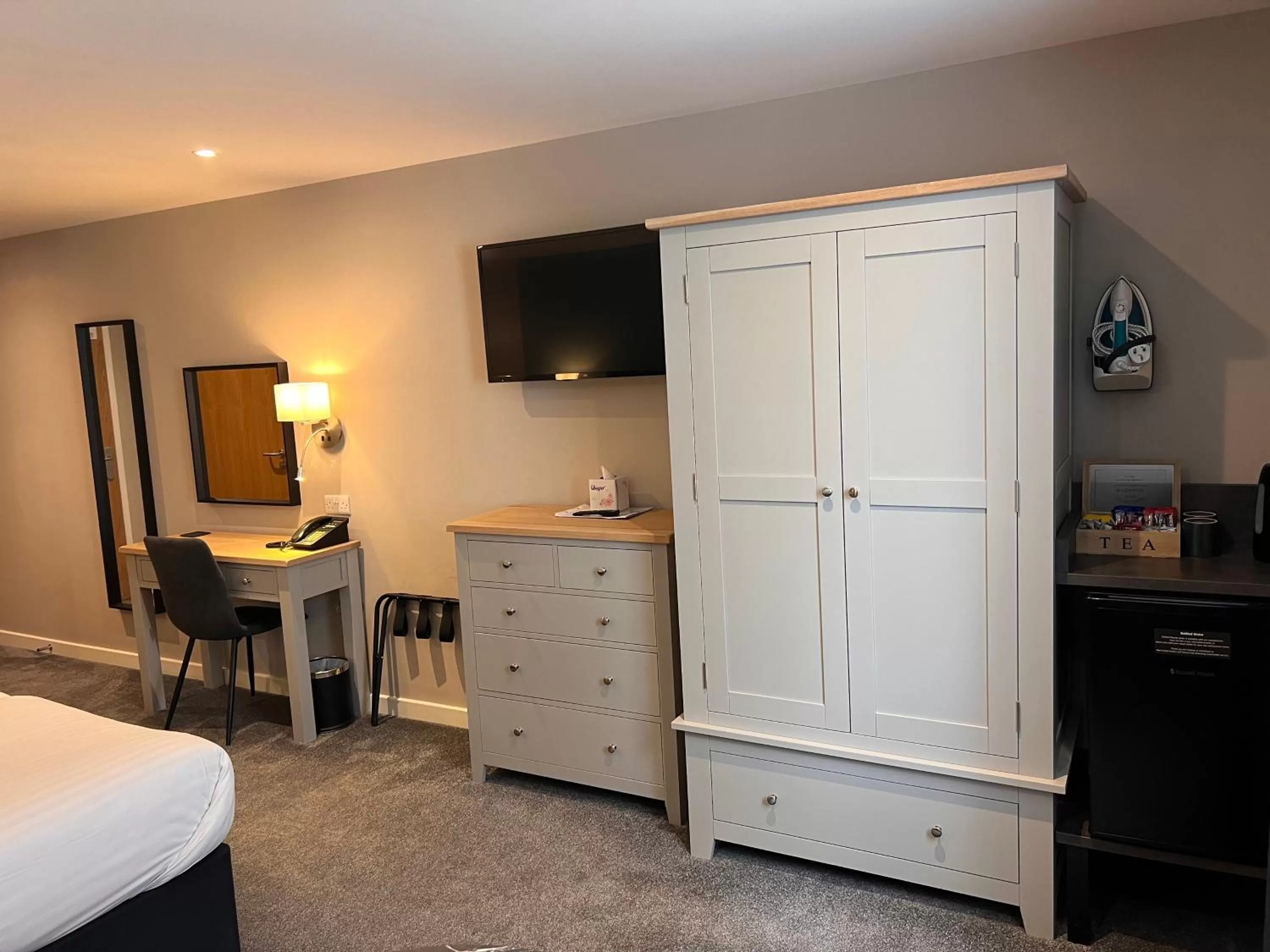 TV and multimedia, Bed in South Lawn Hotel