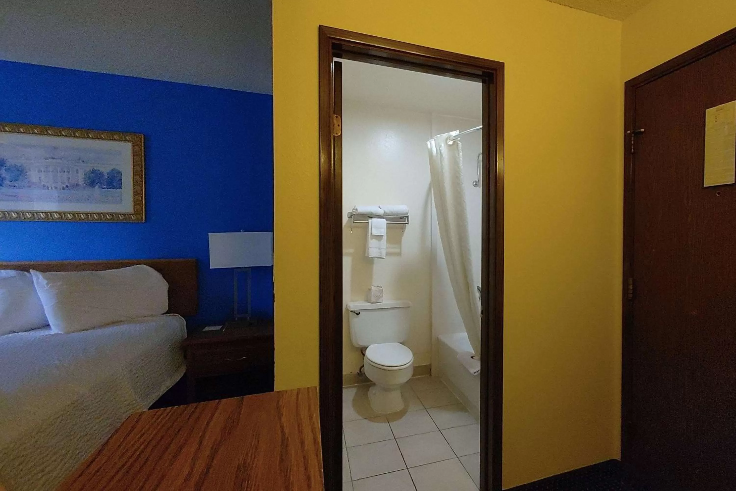 Bathroom, Bed in Days Inn by Wyndham Pocatello University Area