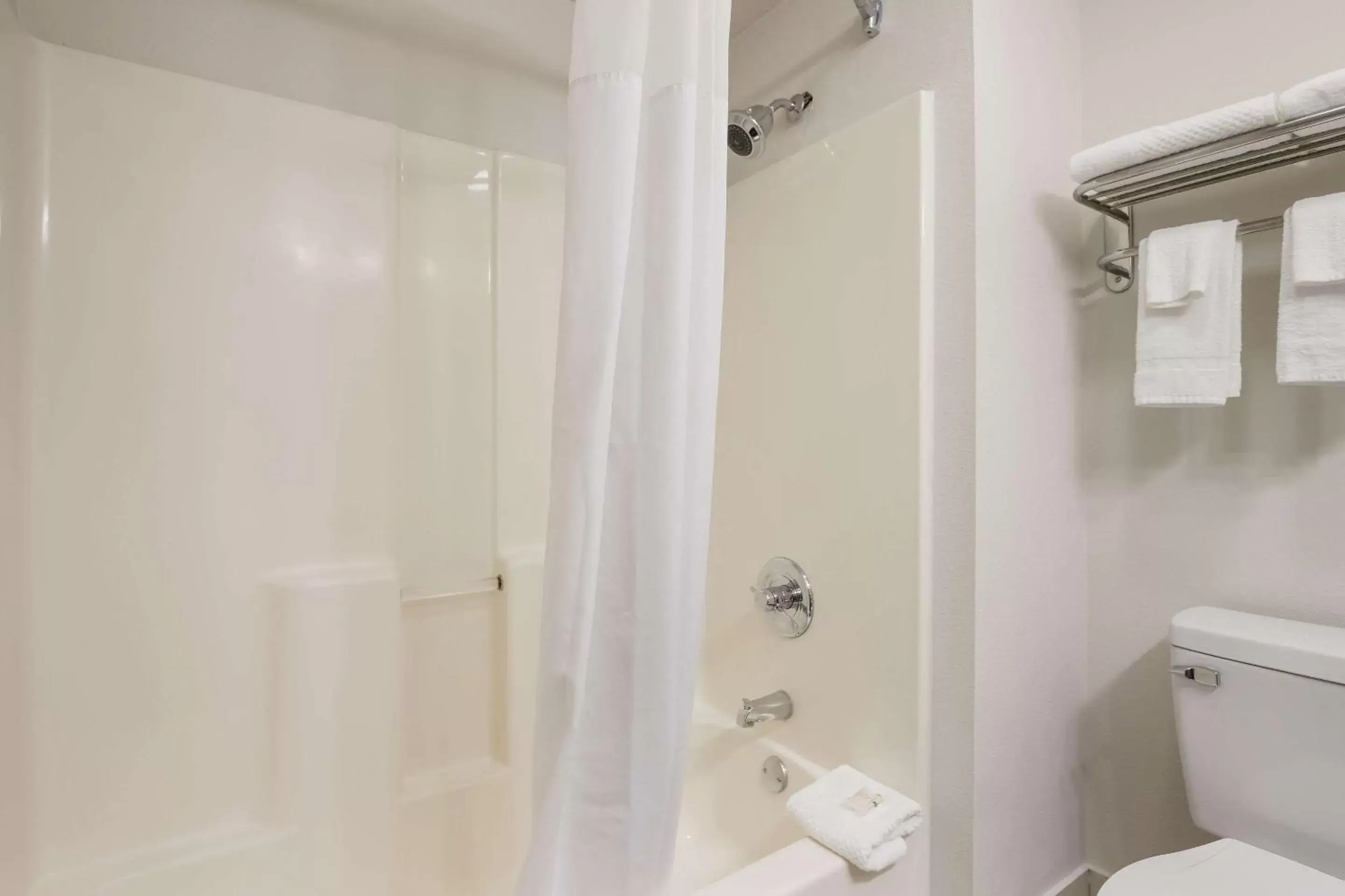 Bedroom in Quality Suites Tulsa I-44 Bedroom in Quality Suites Tulsa I-44