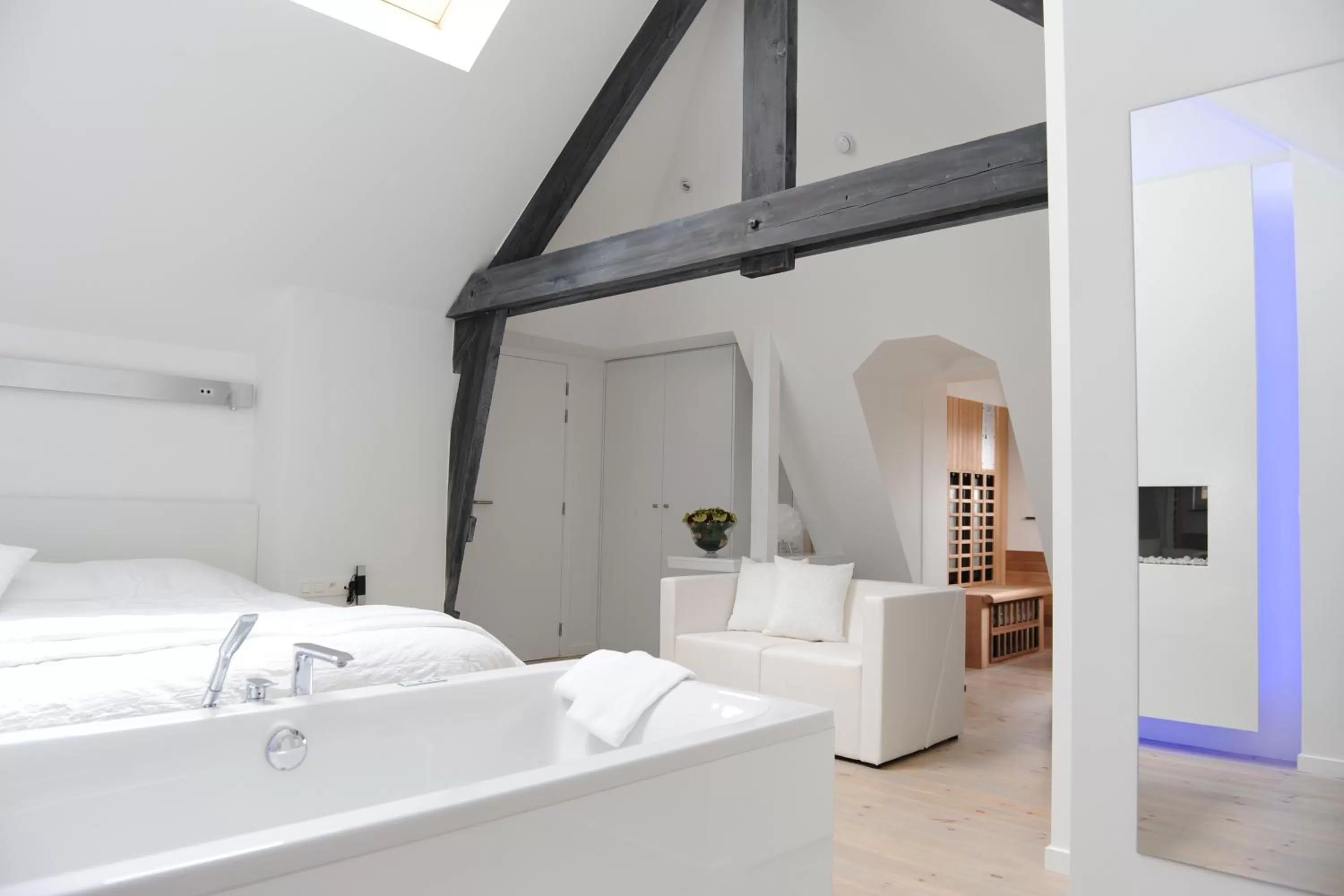 Photo of the whole room, Bed in Charmehotel Villa Saporis