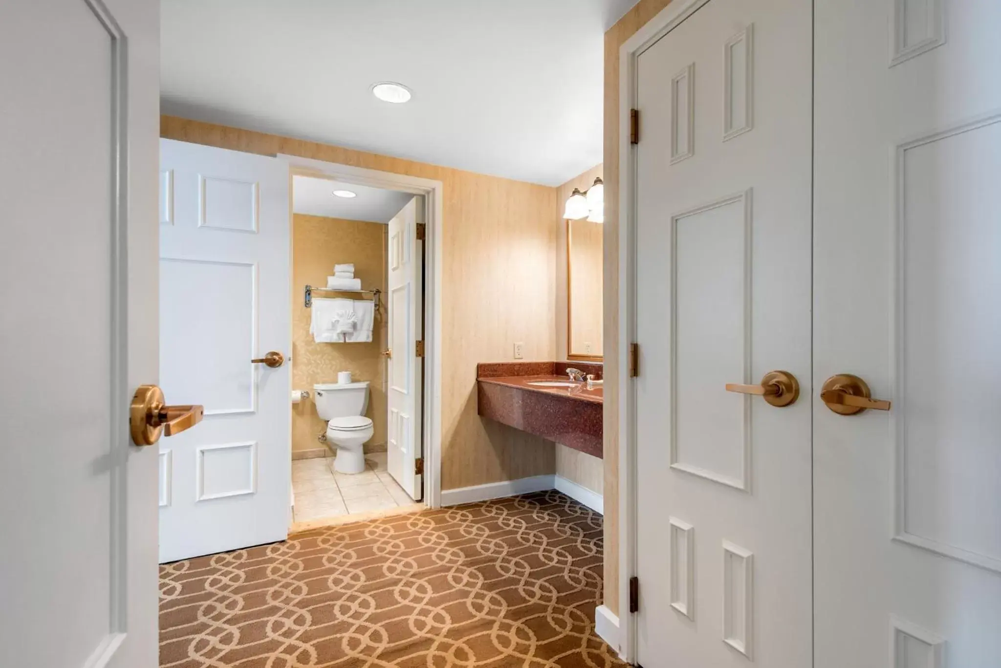 Bedroom, Bathroom in Omni Interlocken Hotel