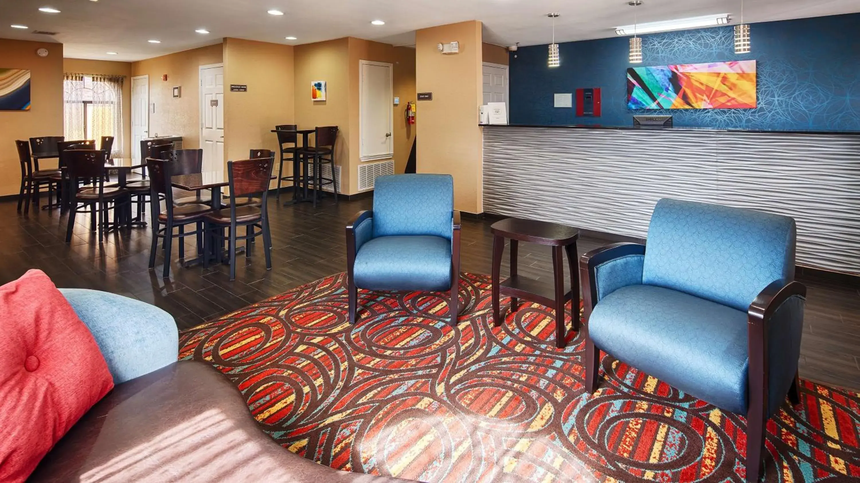 Lobby or reception, Lounge/Bar in Best Western Cedar Inn