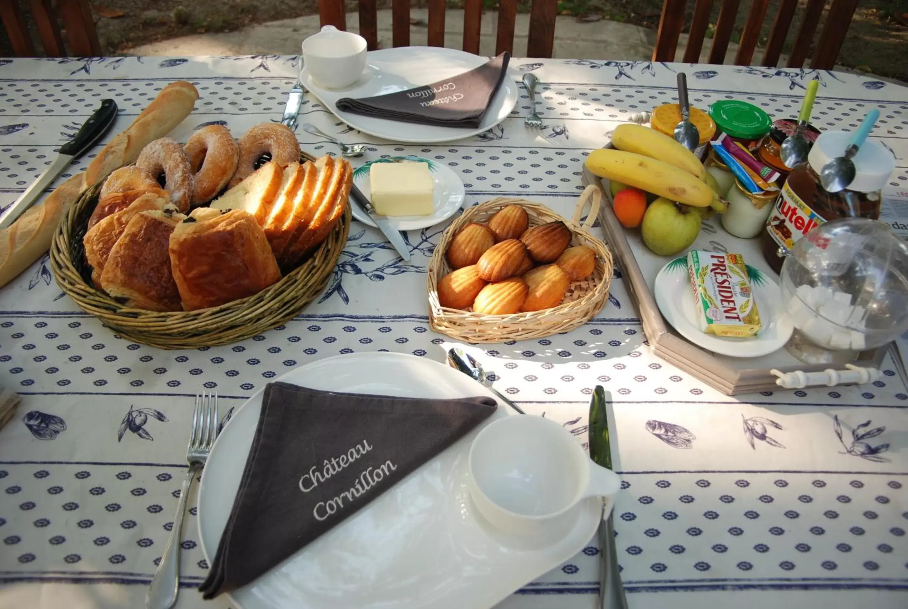 Continental breakfast in Château Cornillon