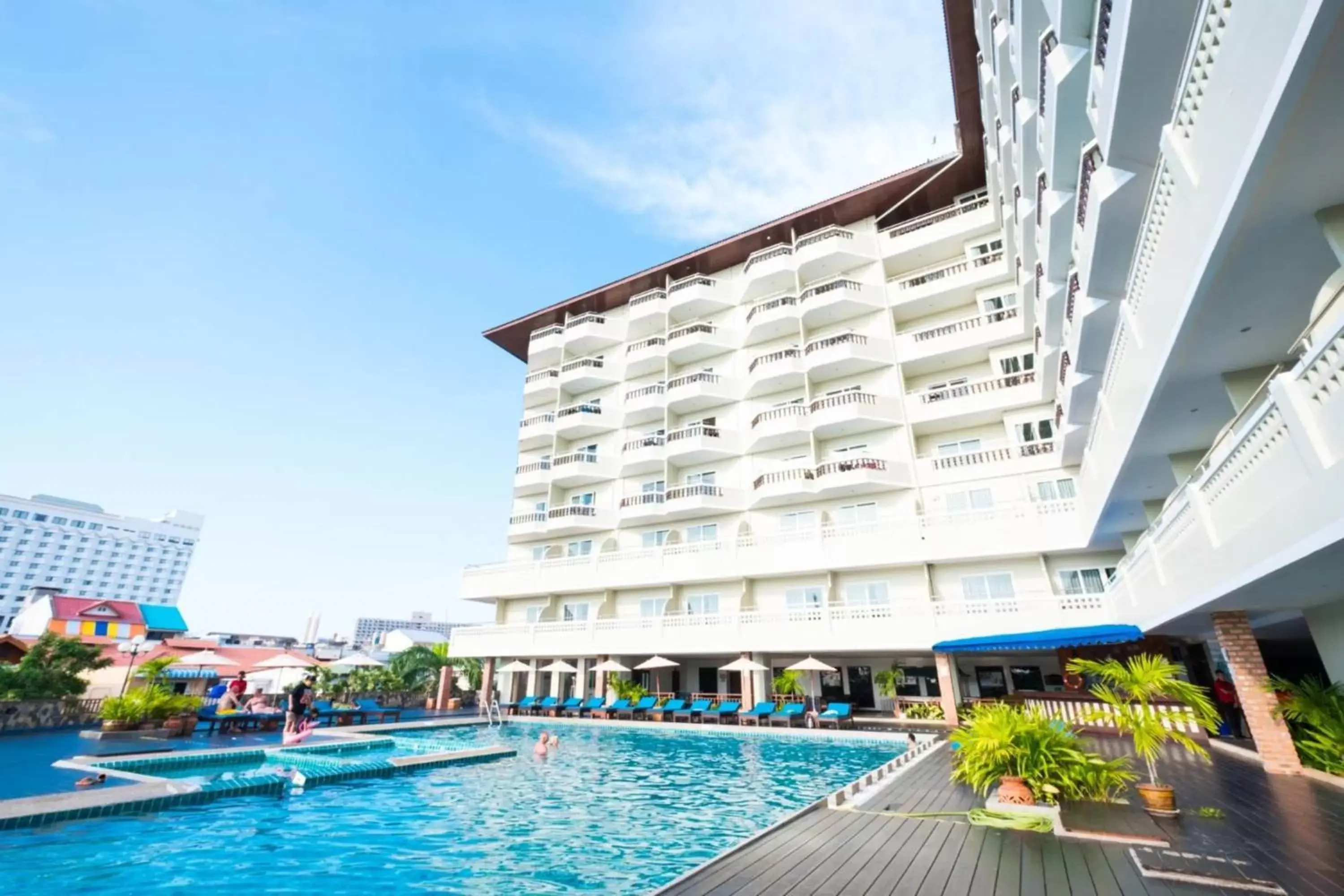 Swimming pool, Property Building in Jomtien Thani Hotel