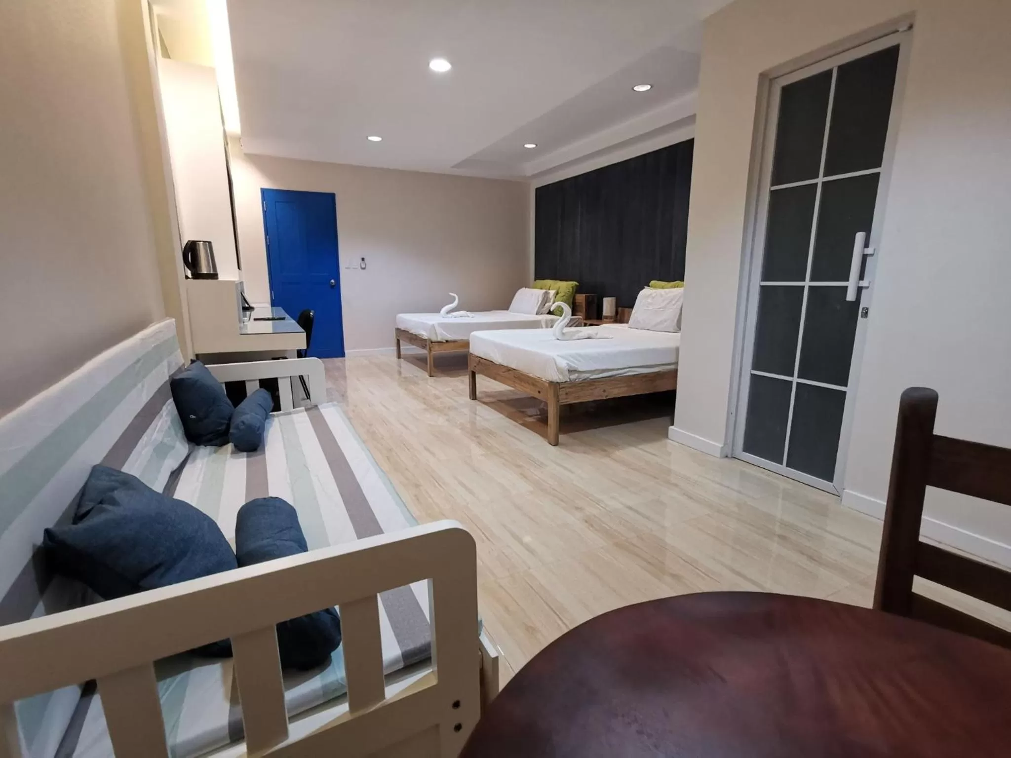 Bed, Seating Area in Pescadores Suites Moalboal