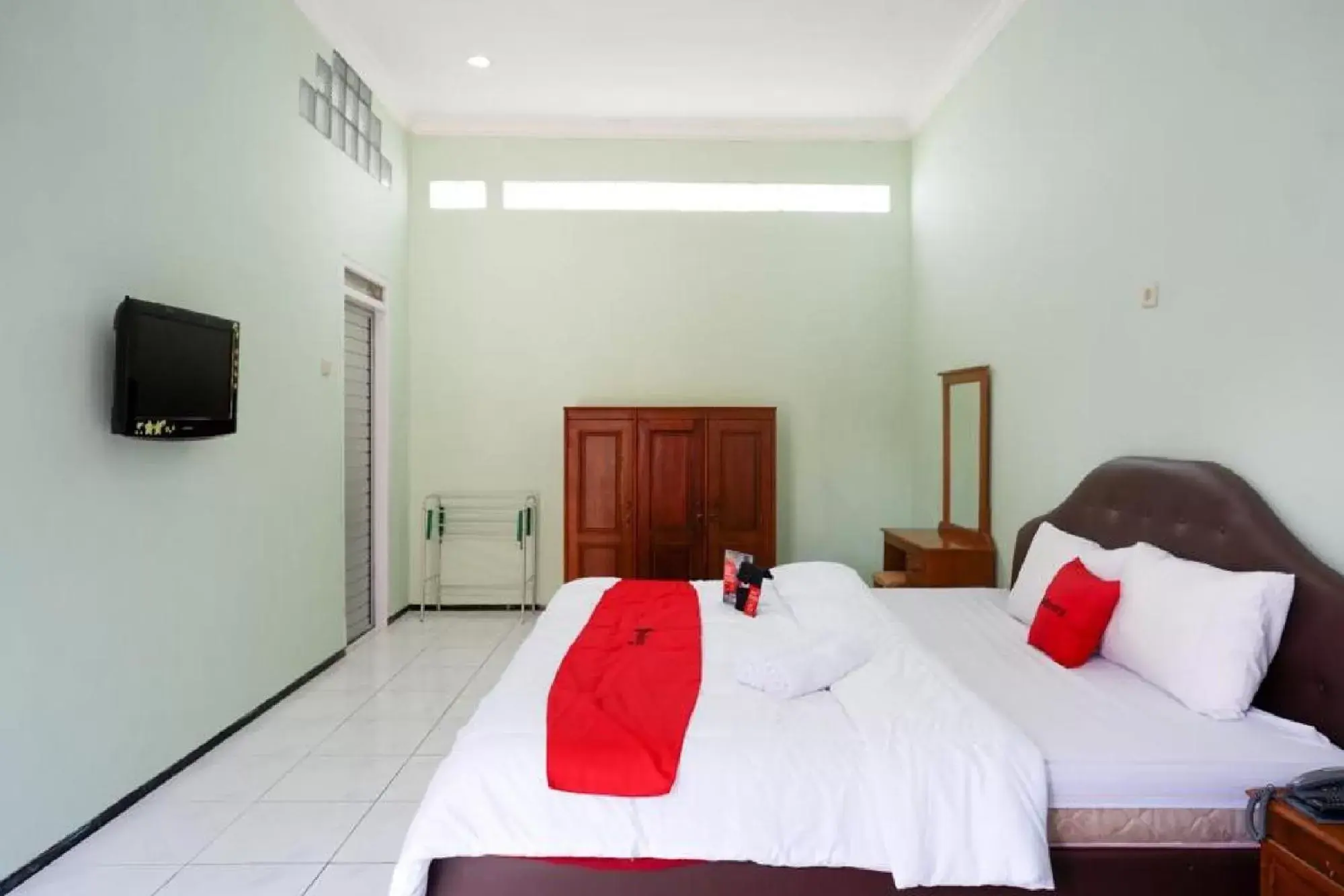 Bed in RedDoorz Plus near Stadion Wijaya Kusuma Bed in RedDoorz Plus near Stadion Wijaya Kusuma