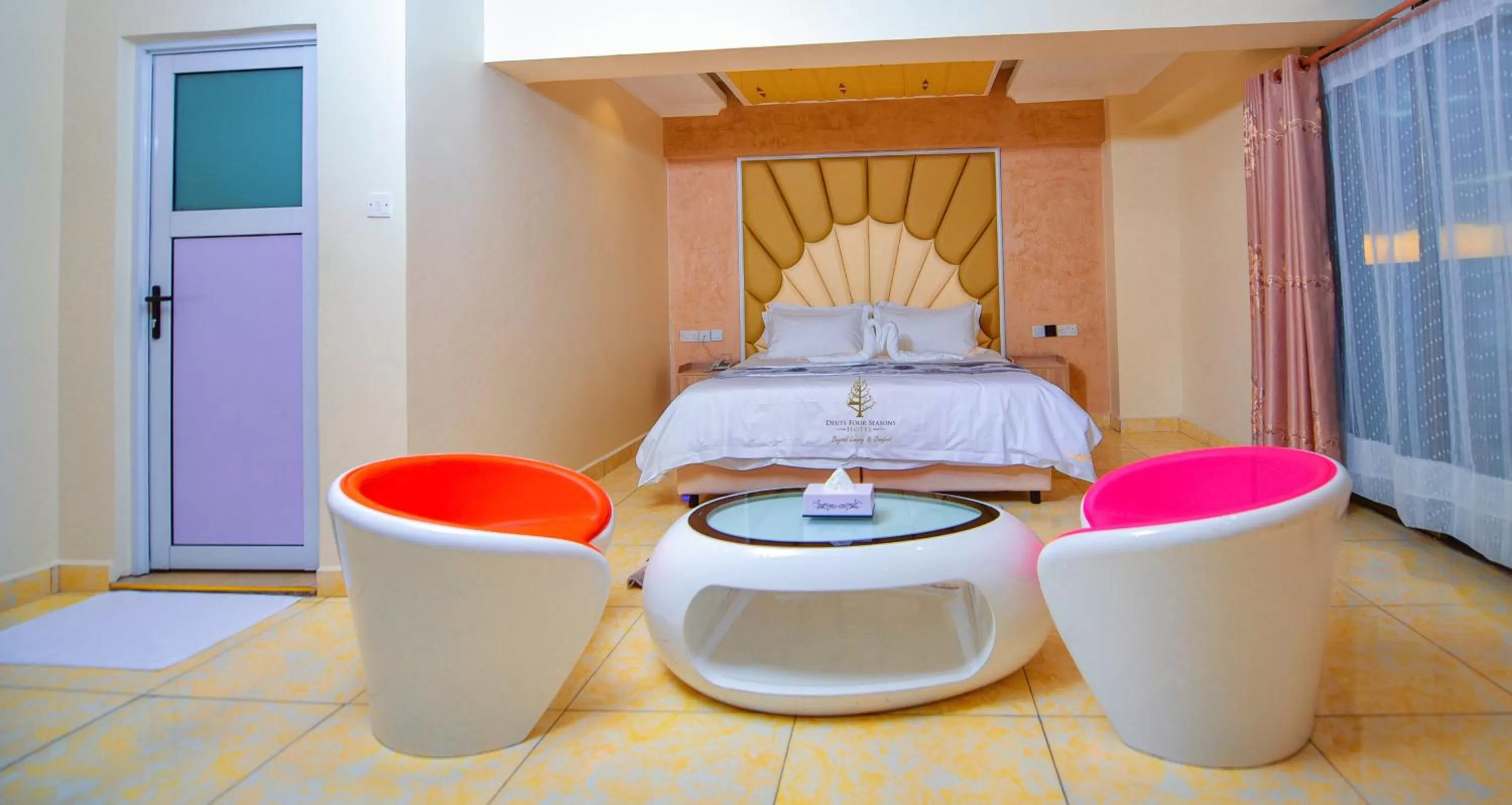 Photo of the whole room, Bed in Deuts Four Seasons Hotel