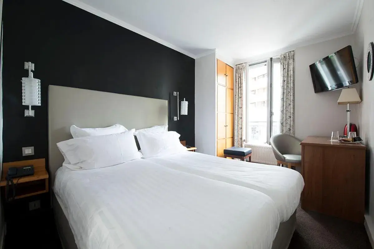 Photo of the whole room, Bed in Hôtel France Eiffel