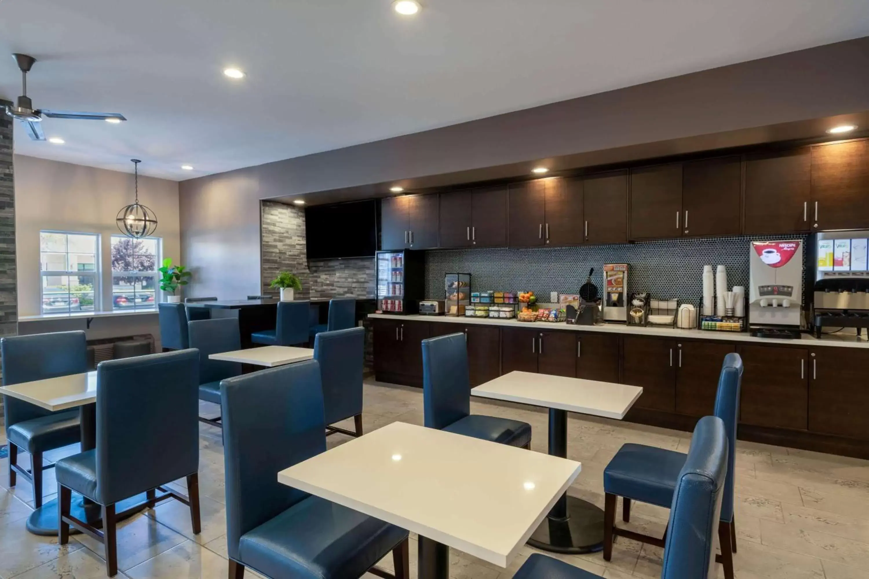 Restaurant/Places to Eat in Microtel Inn & Suites by Wyndham Tracy