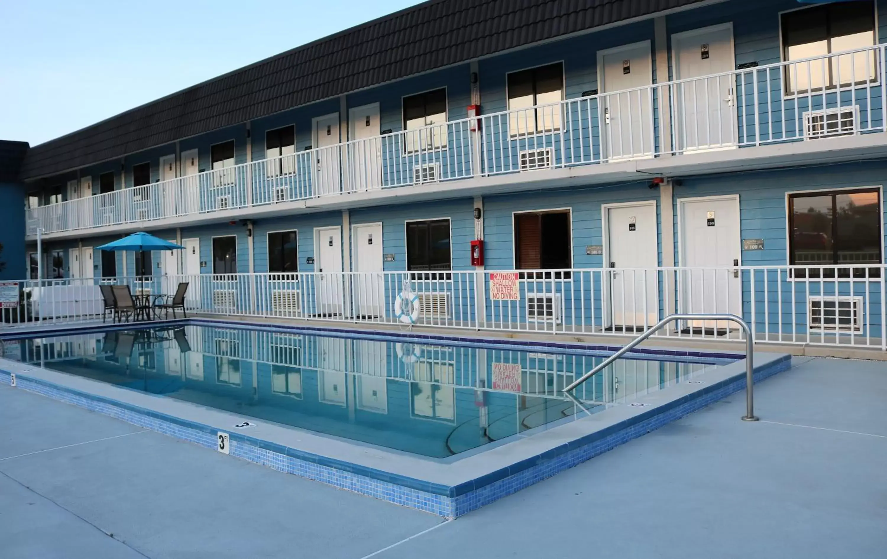 Swimming pool, Property Building in Monte Carlo Inn- Near Disney