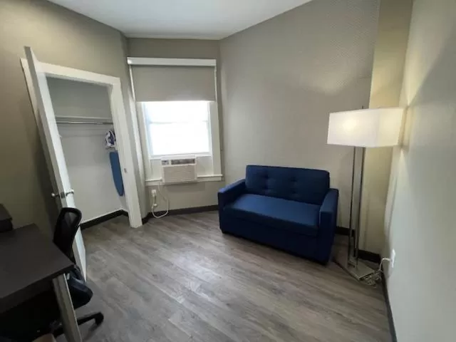 Seating area in Super 8 by Wyndham San Francisco/Union Square Area