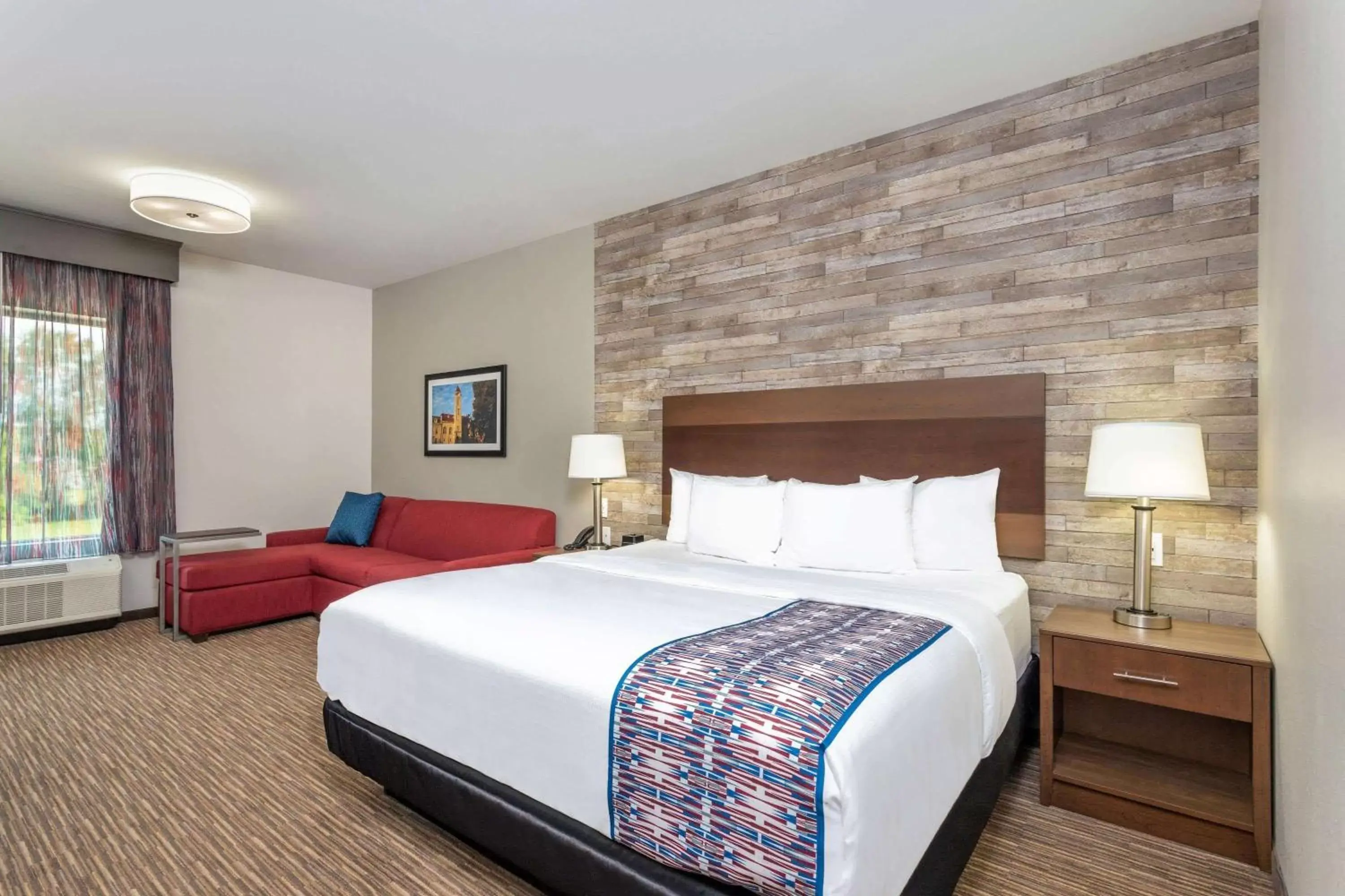 Photo of the whole room, Bed in La Quinta Inn and Suites by Wyndham Bloomington