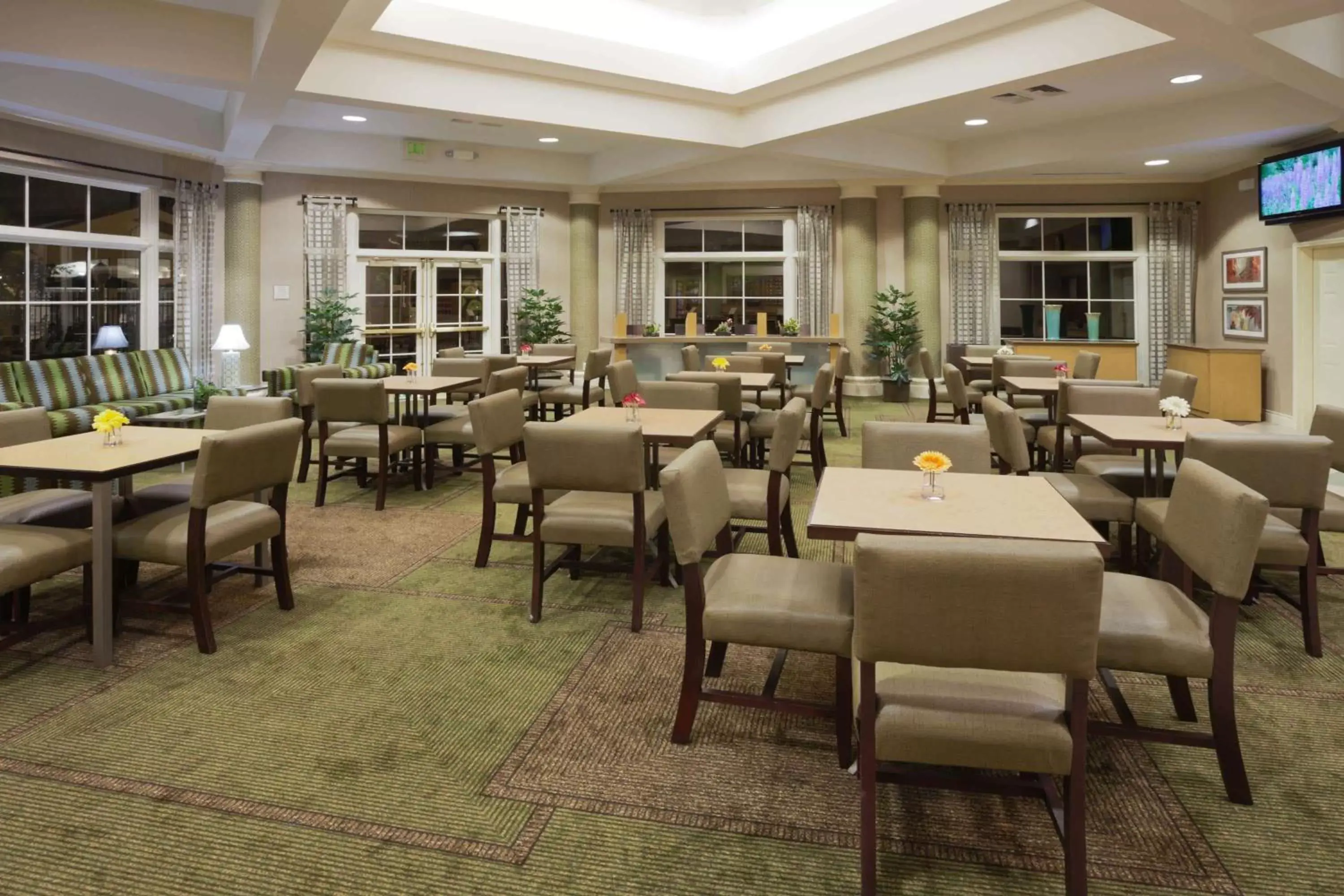 Lobby or reception, Restaurant/Places to Eat in La Quinta by Wyndham Salt Lake City Airport