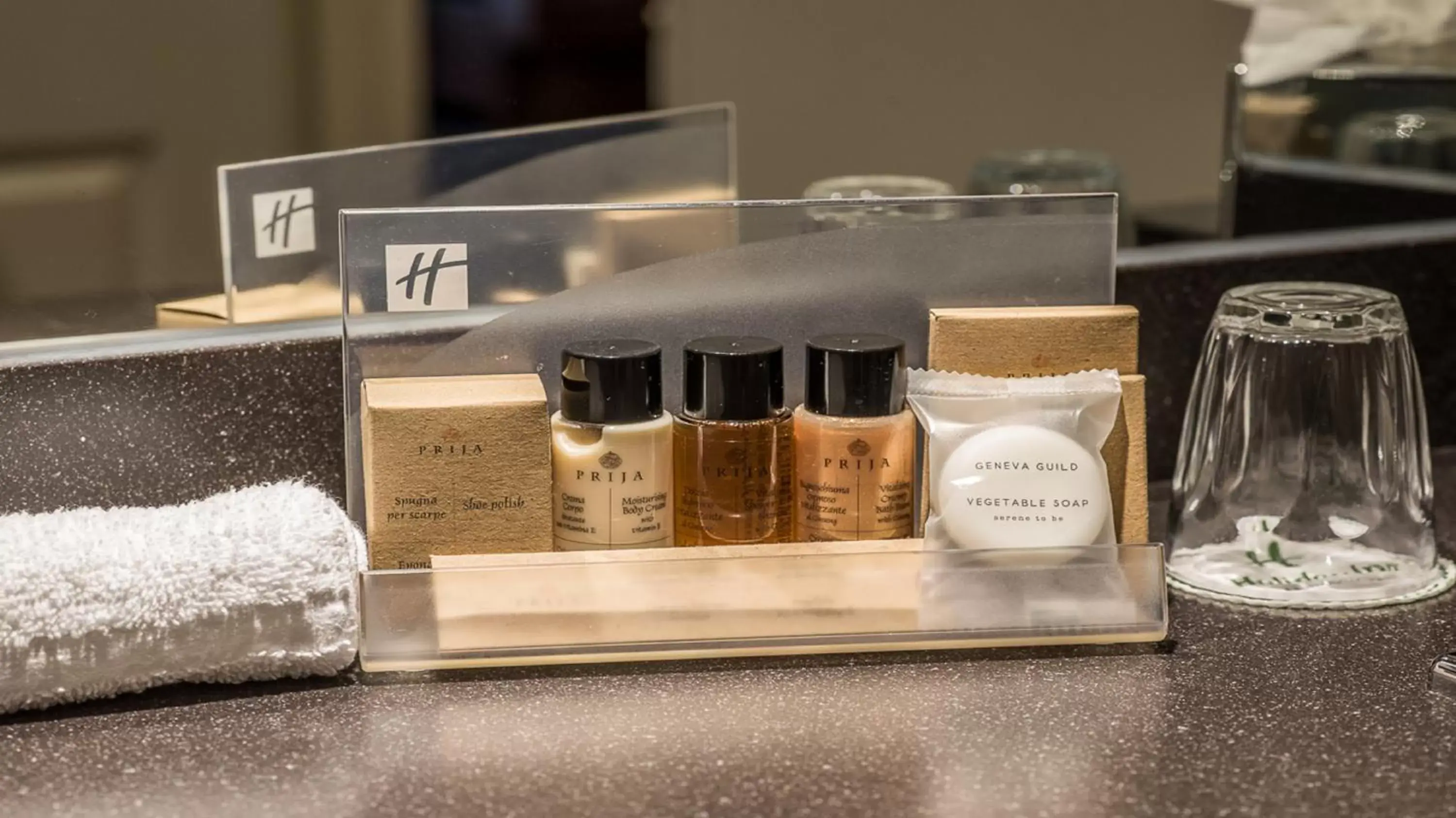 Bedroom in Holiday Inn Milton Keynes East M1 Junc 14 by IHG Bedroom in Holiday Inn Milton Keynes East M1 Junc 14 by IHG