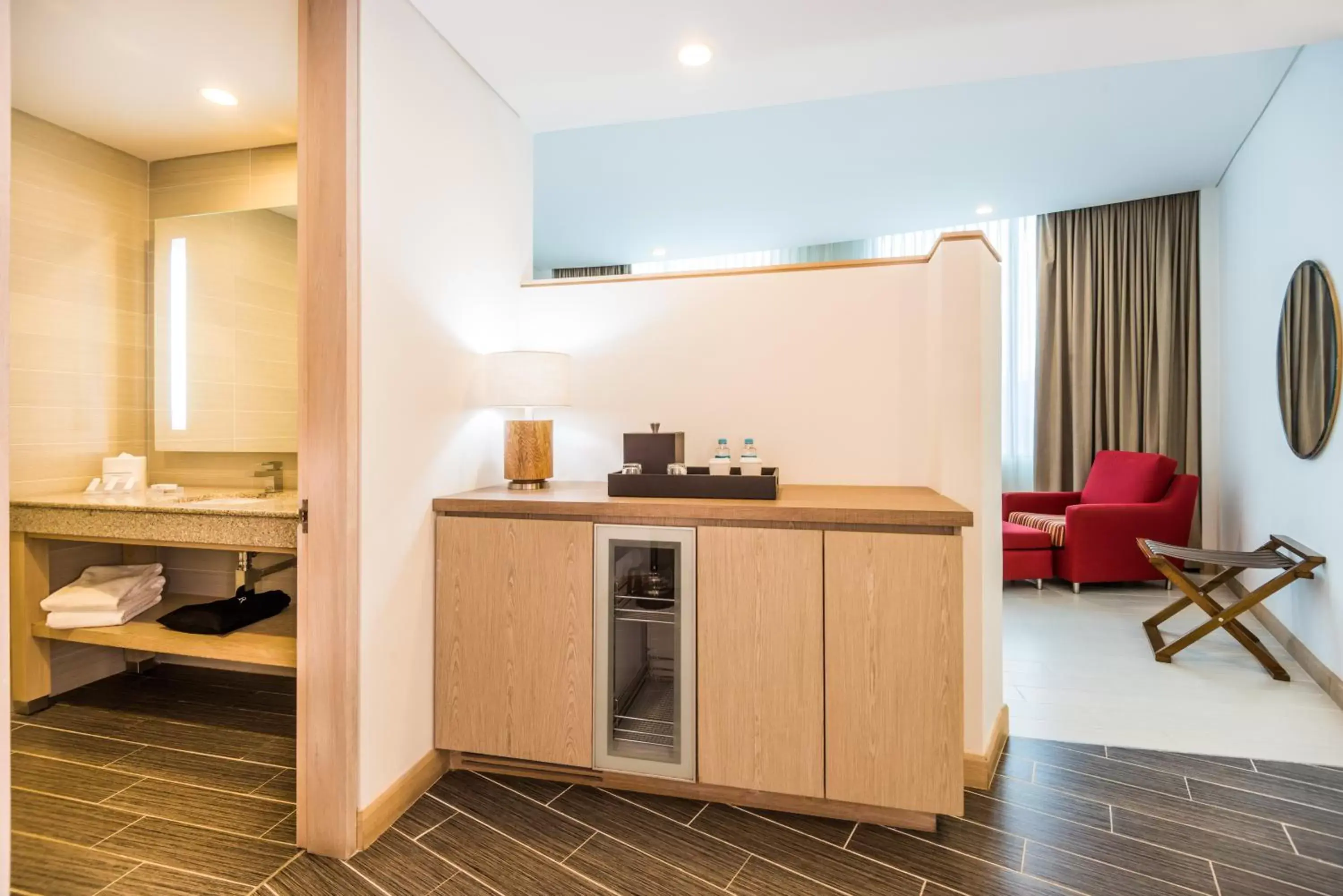 Seating area, Kitchen/Kitchenette in Hilton Garden Inn Barranquilla