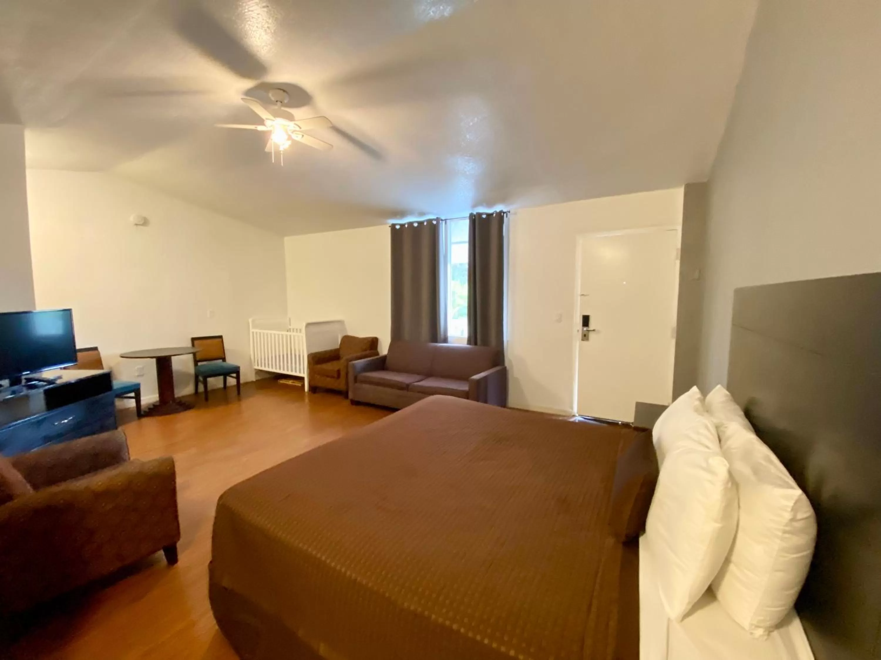 Photo of the whole room, Bed in Tarpon Inn