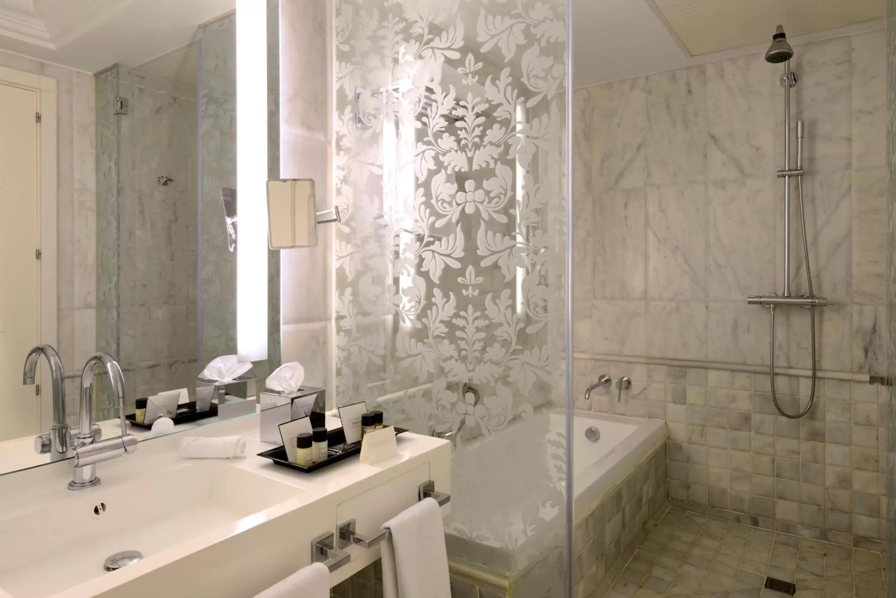 Garden, Bathroom in Hotel Único Madrid, Small Luxury Hotels