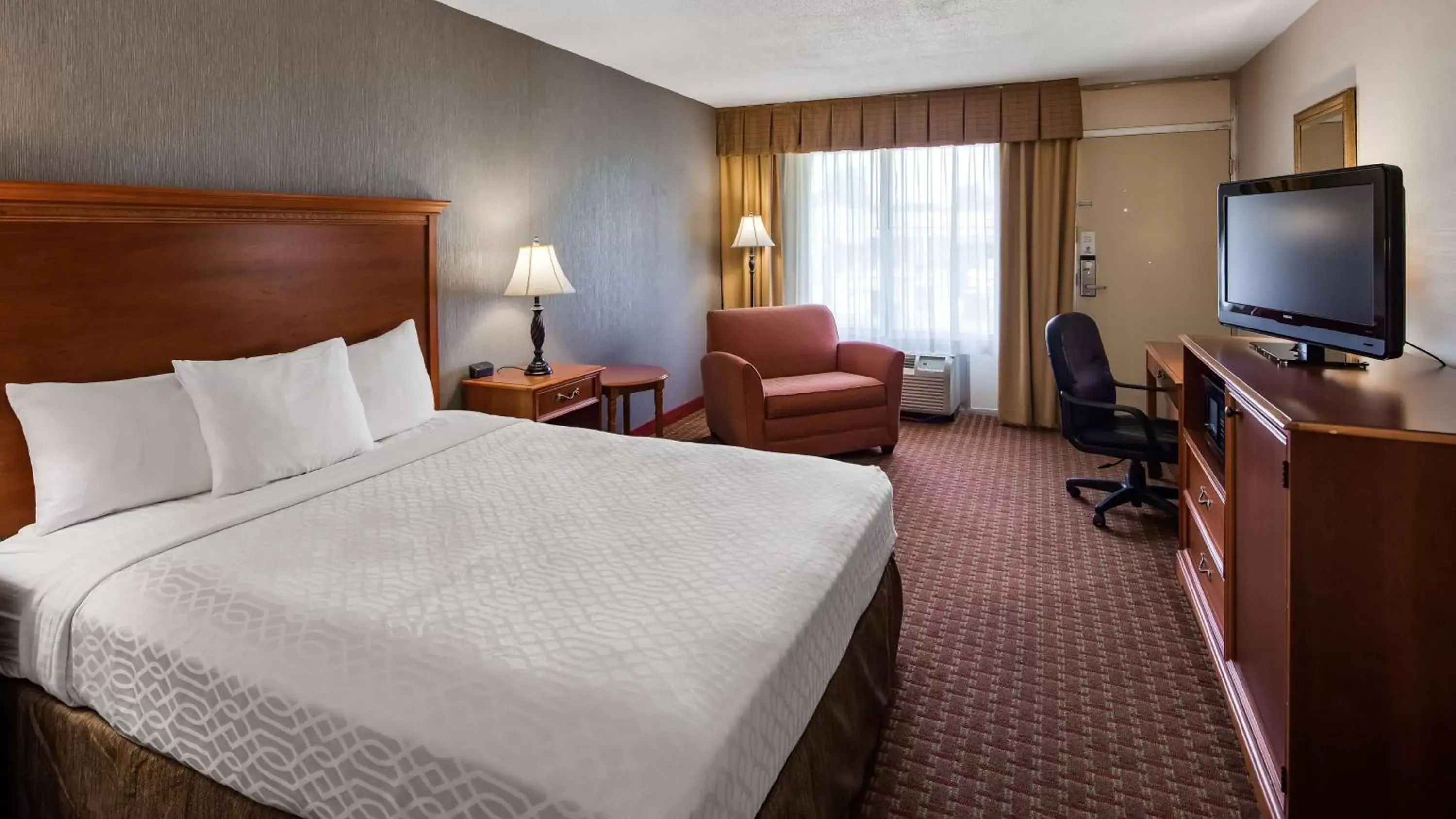 Photo of the whole room, TV/Entertainment Center in Best Western Culpeper Inn