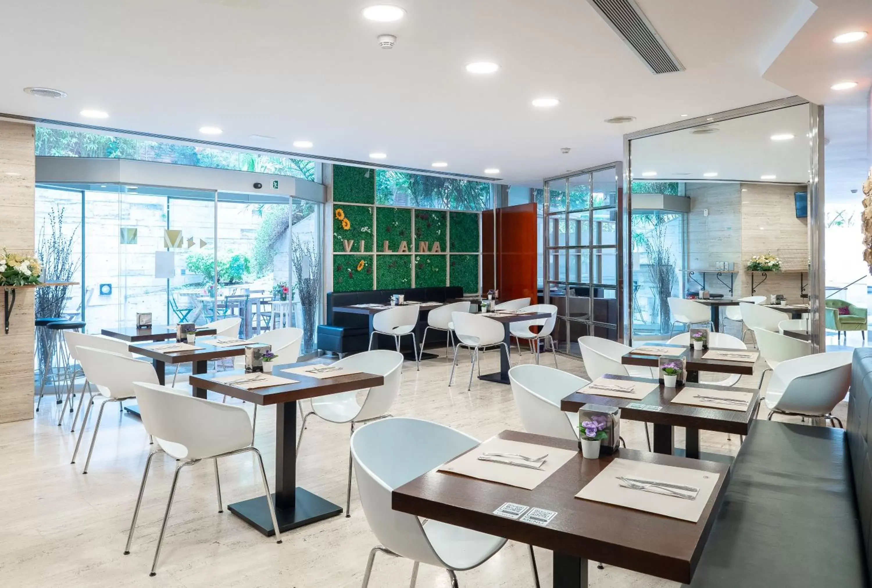 Restaurant/Places to Eat in Vilana Hotel