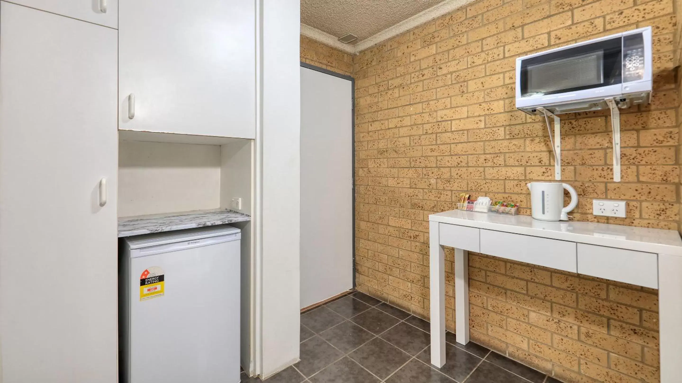 Kitchen/Kitchenette in Hamilton Hume Motor Inn