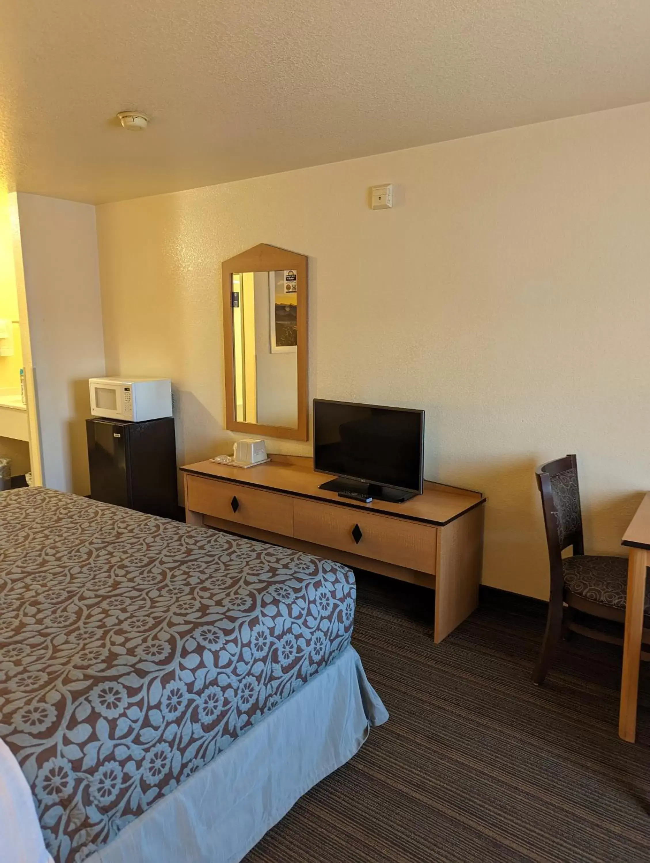 TV and multimedia, Bed in Days Inn & Suites by Wyndham Castle Rock