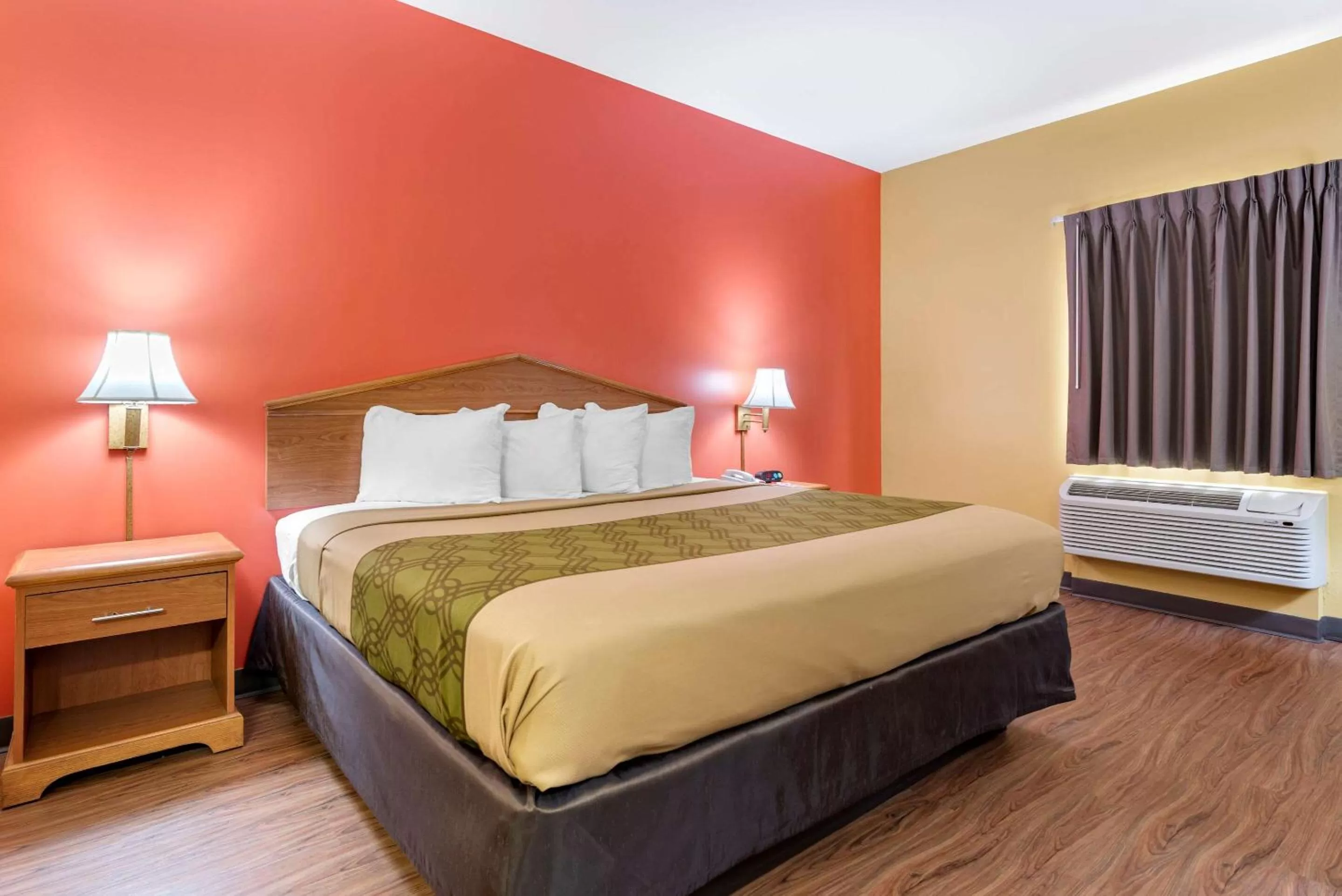 Photo of the whole room, Bed in Econo Lodge Louisville Airport