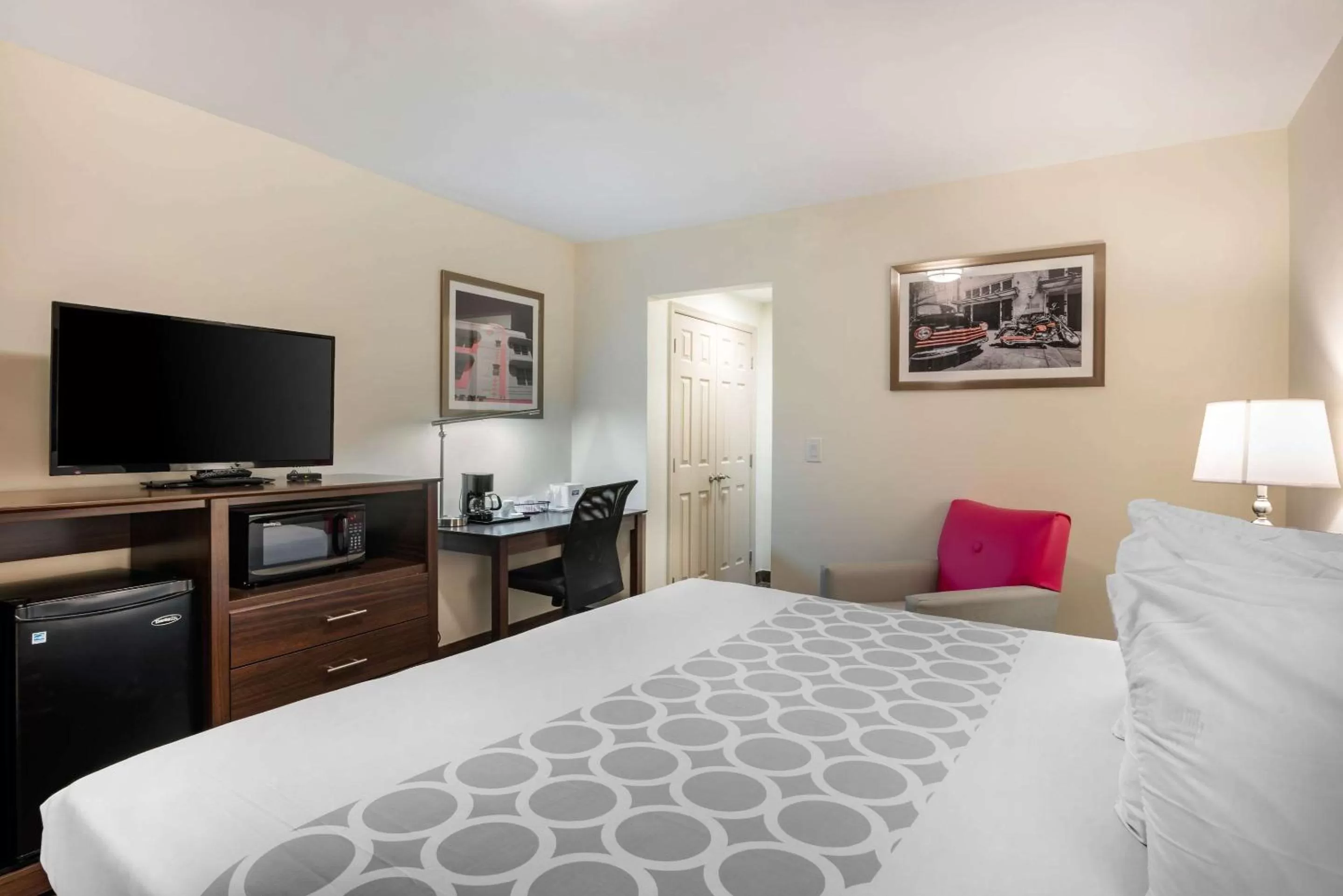 Photo of the whole room, Bed in Downtown Hollywood Gardens Inn & Suites