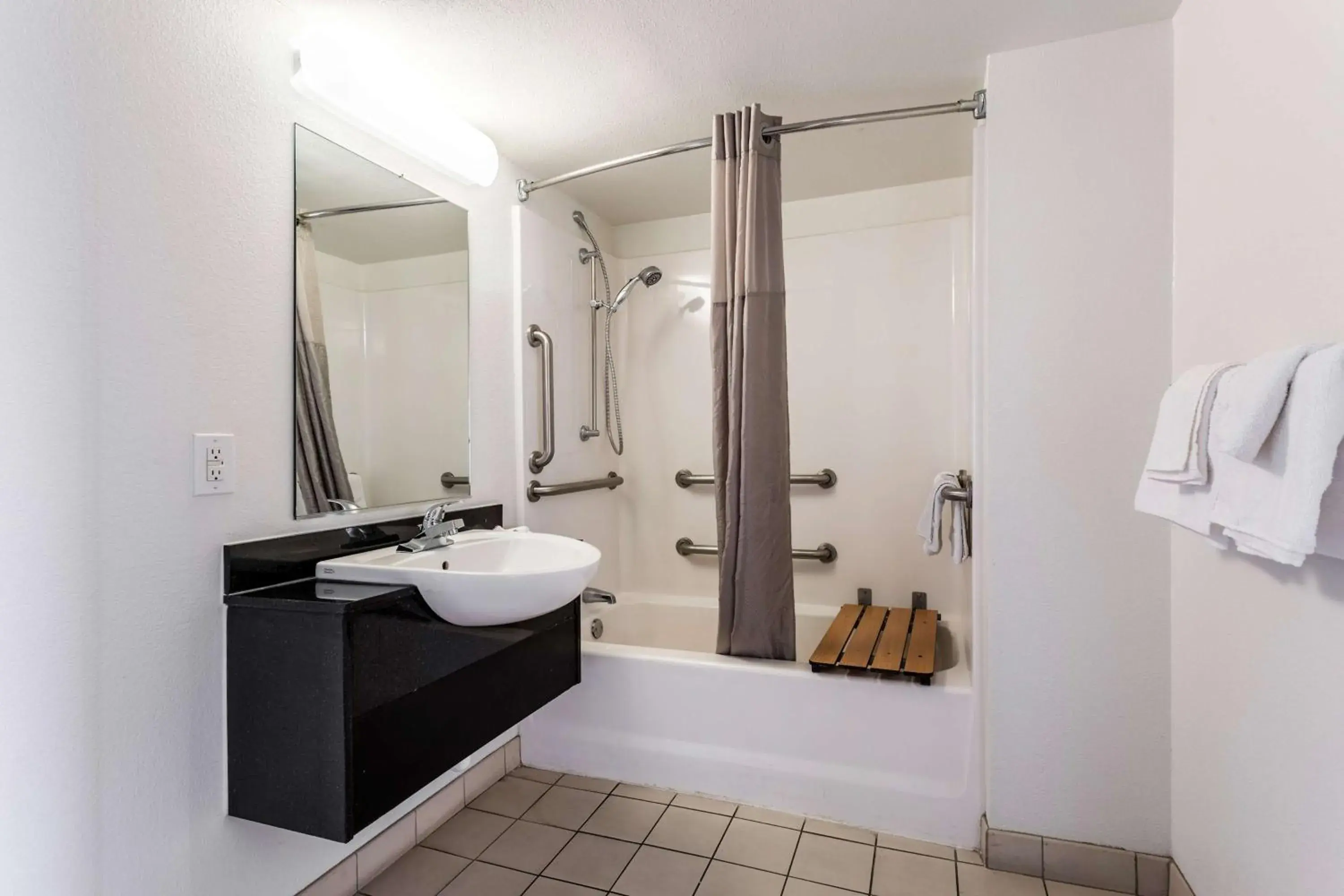 Shower, Bathroom in Motel 6 El Paso, TX - East
