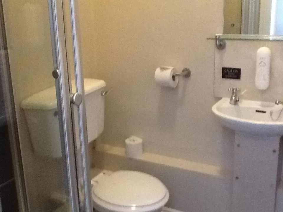 Shower, Bathroom in The Duke of Wellington Wetherspoon