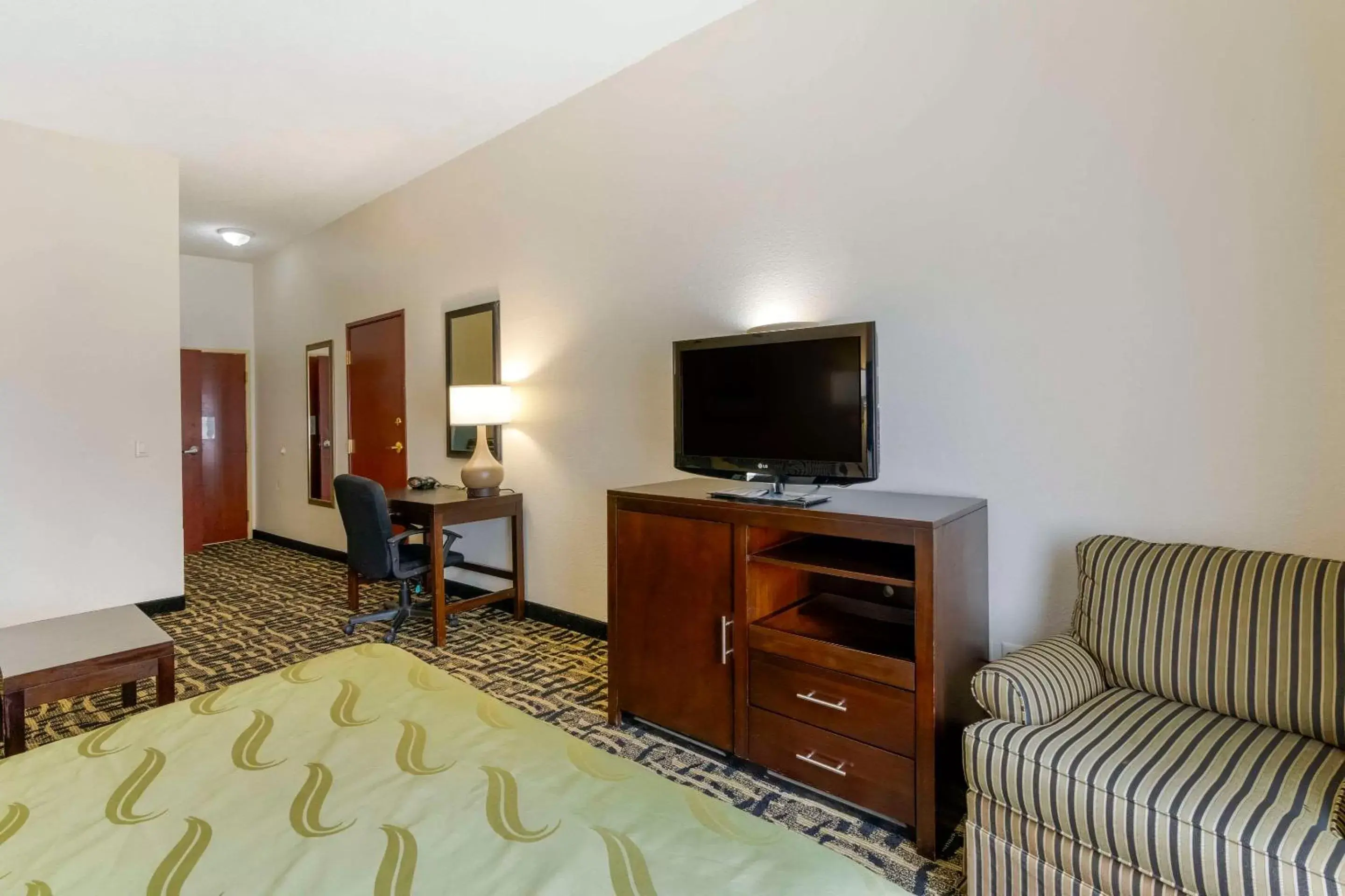 Bedroom, TV/Entertainment Center in Quality Suites La Grange