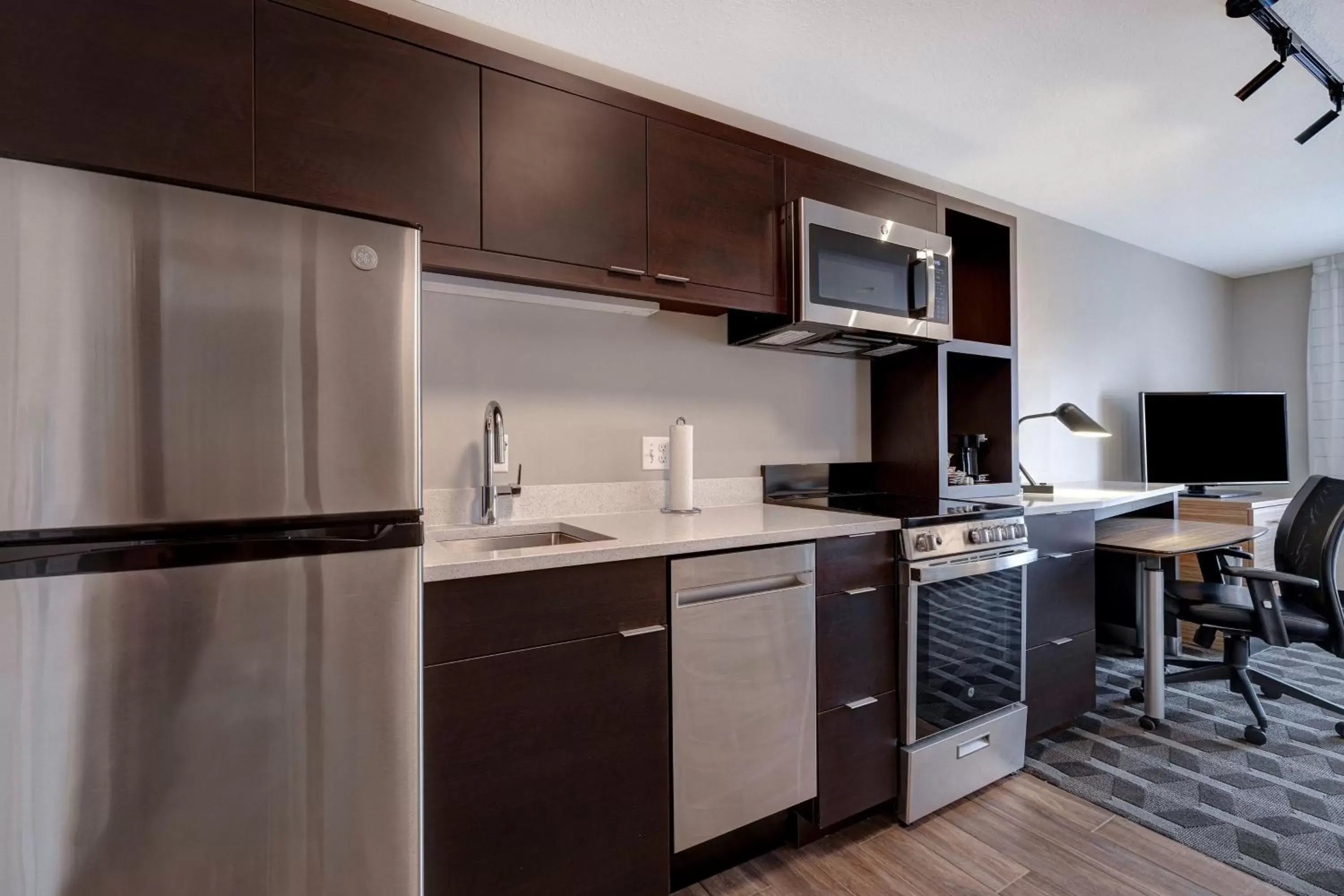 Bedroom, Kitchen/Kitchenette in TownePlace Suites by Marriott Monroe