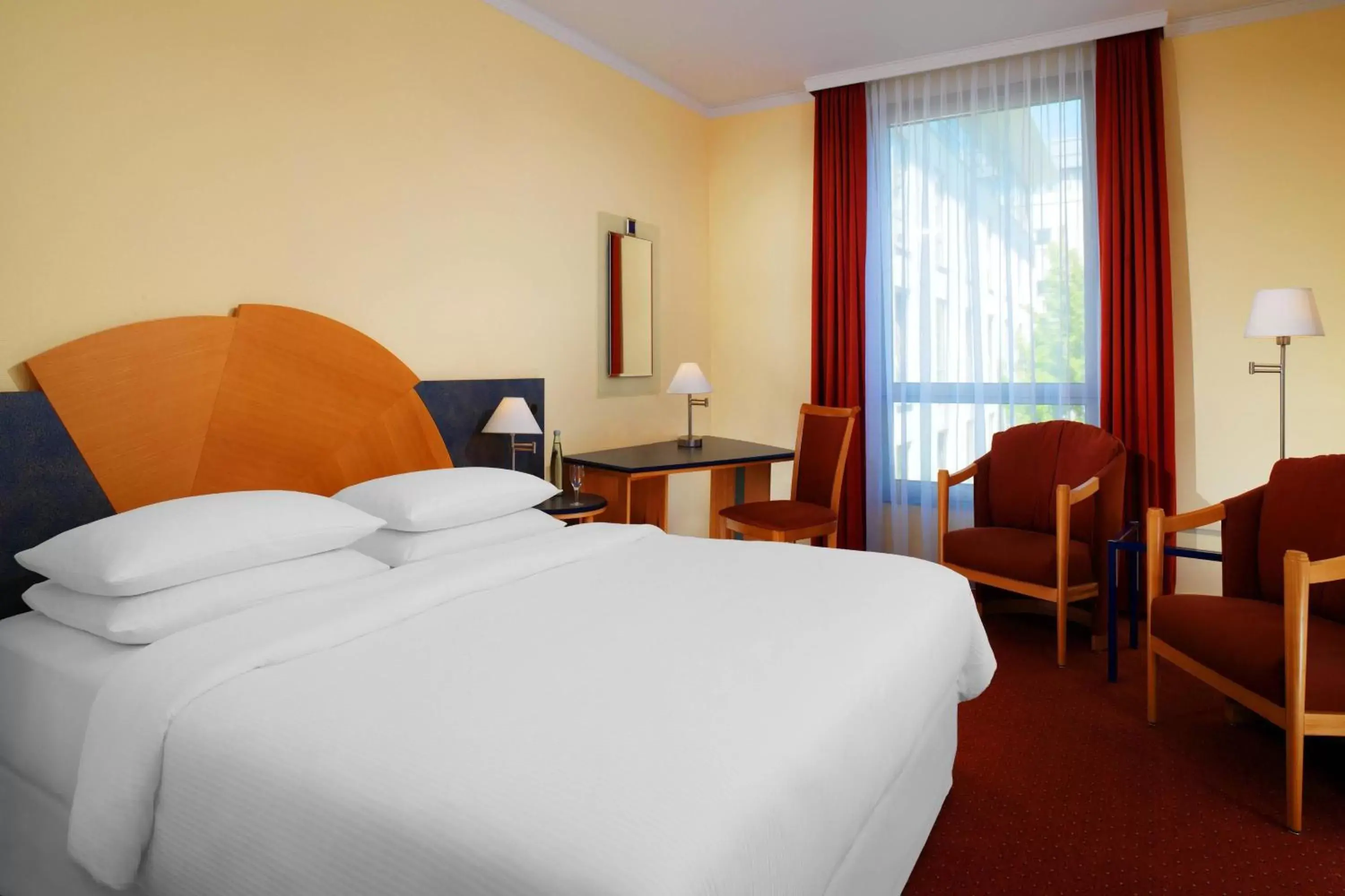 Photo of the whole room, Bed in Sheraton Offenbach Hotel