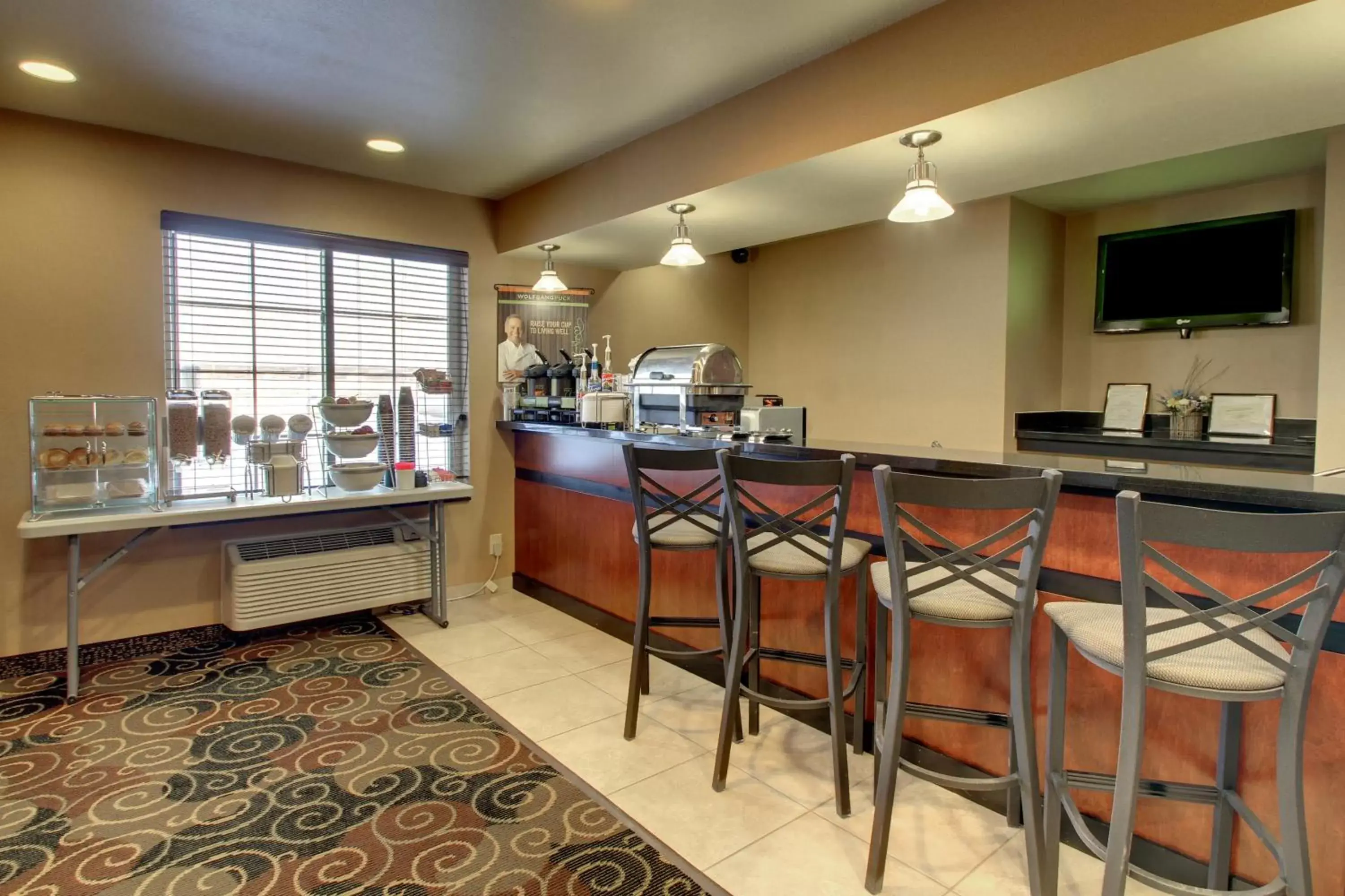 Kitchen/Kitchenette in Cobblestone Inn & Suites - Bottineau