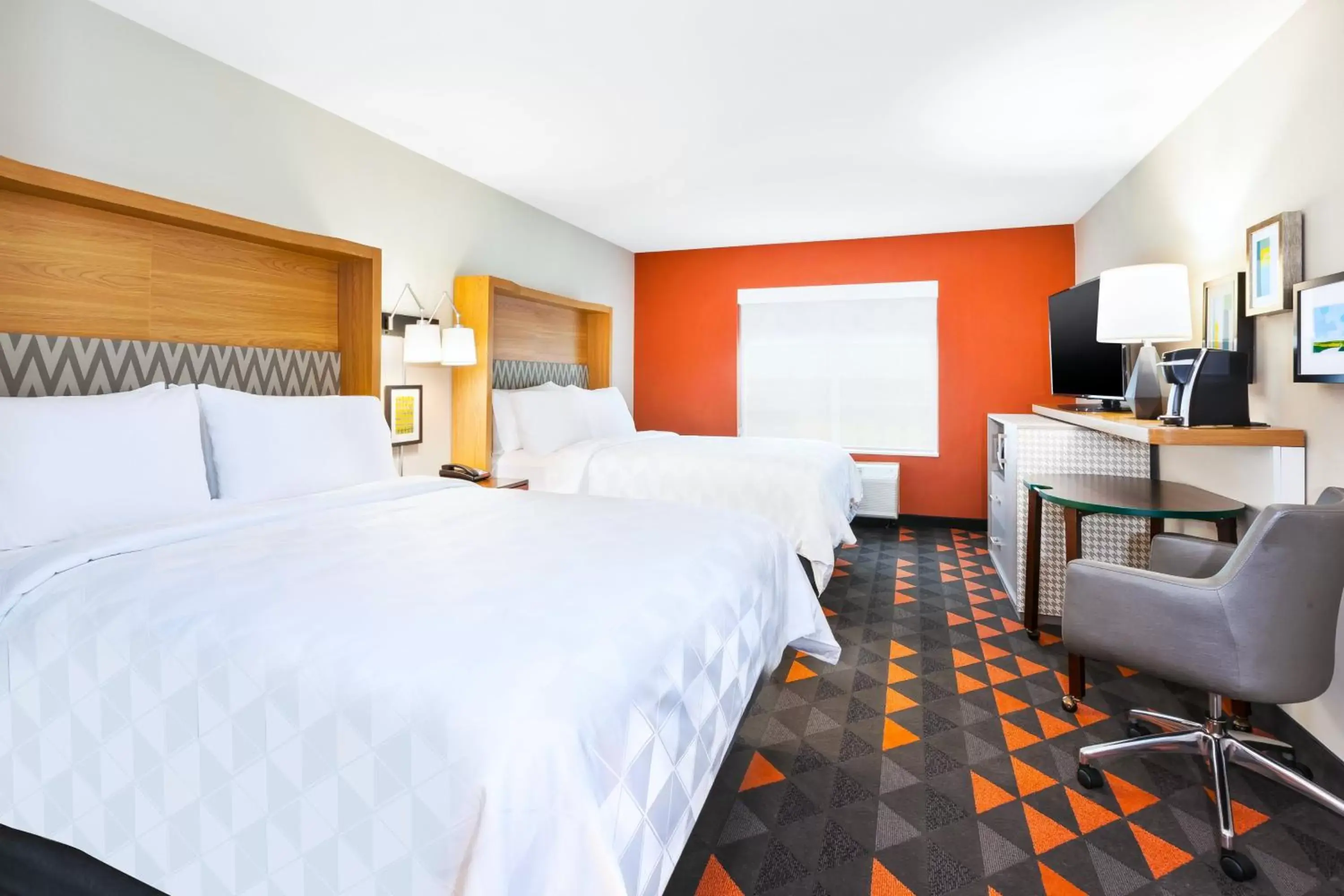 Photo of the whole room, Bed in Holiday Inn & Suites - Toledo Southwest - Perrysburg, an IHG Hotel